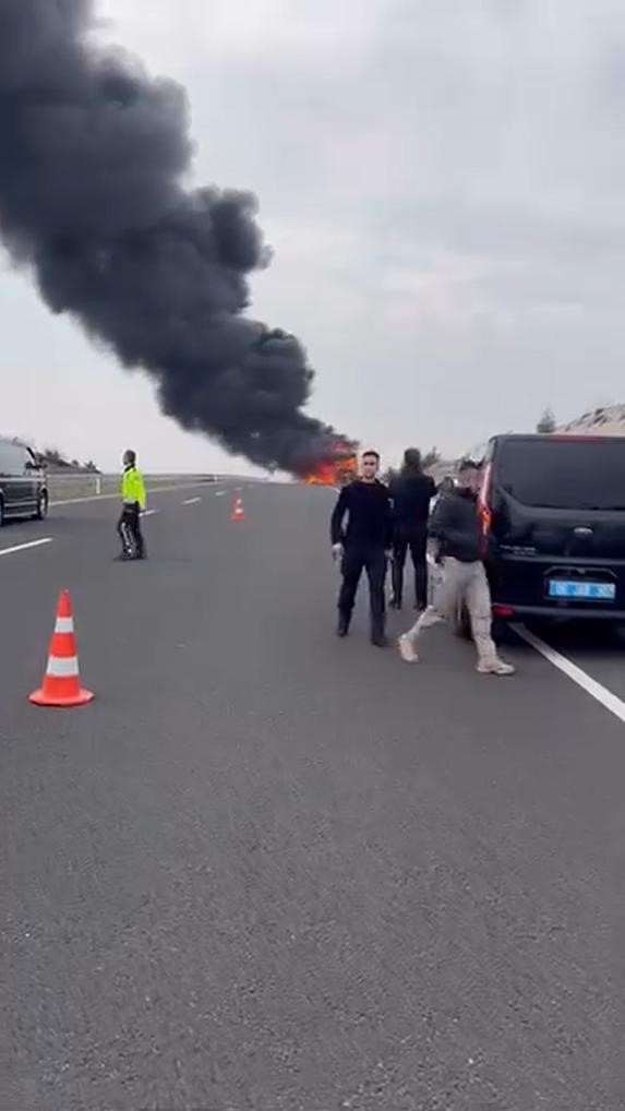 Motor Kısmından Çıkan Yangın Otobüsü Sardı 25 Yolcu Saniyelerle Kurtuldu (2)