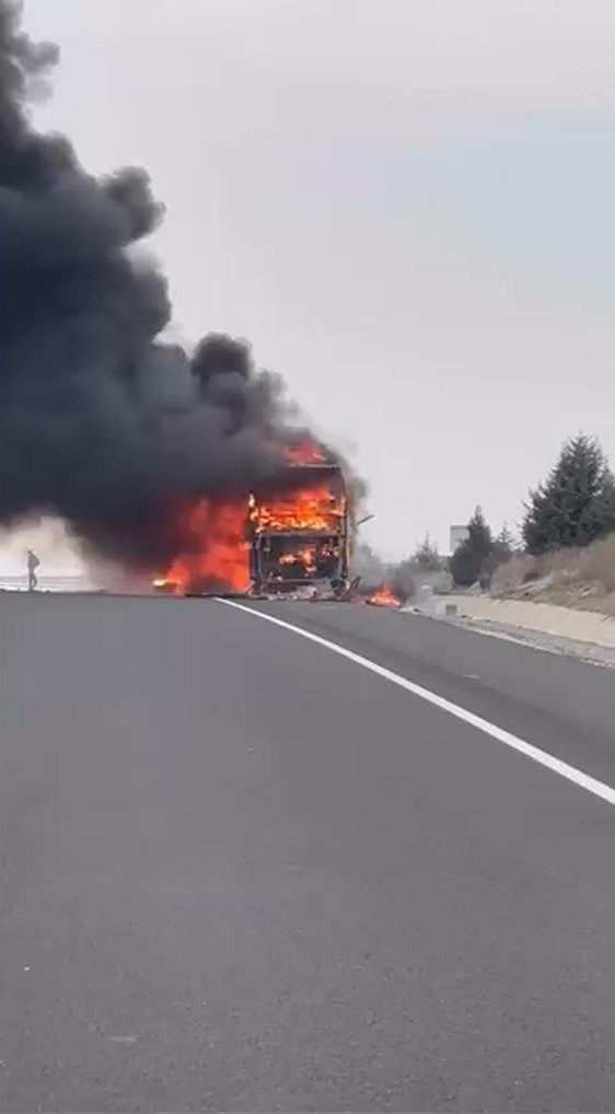 Motor Kısmından Çıkan Yangın Otobüsü Sardı 25 Yolcu Saniyelerle Kurtuldu (3)