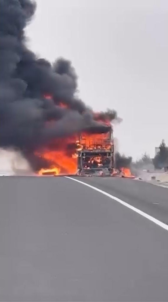 Motor Kısmından Çıkan Yangın Otobüsü Sardı 25 Yolcu Saniyelerle Kurtuldu (4)