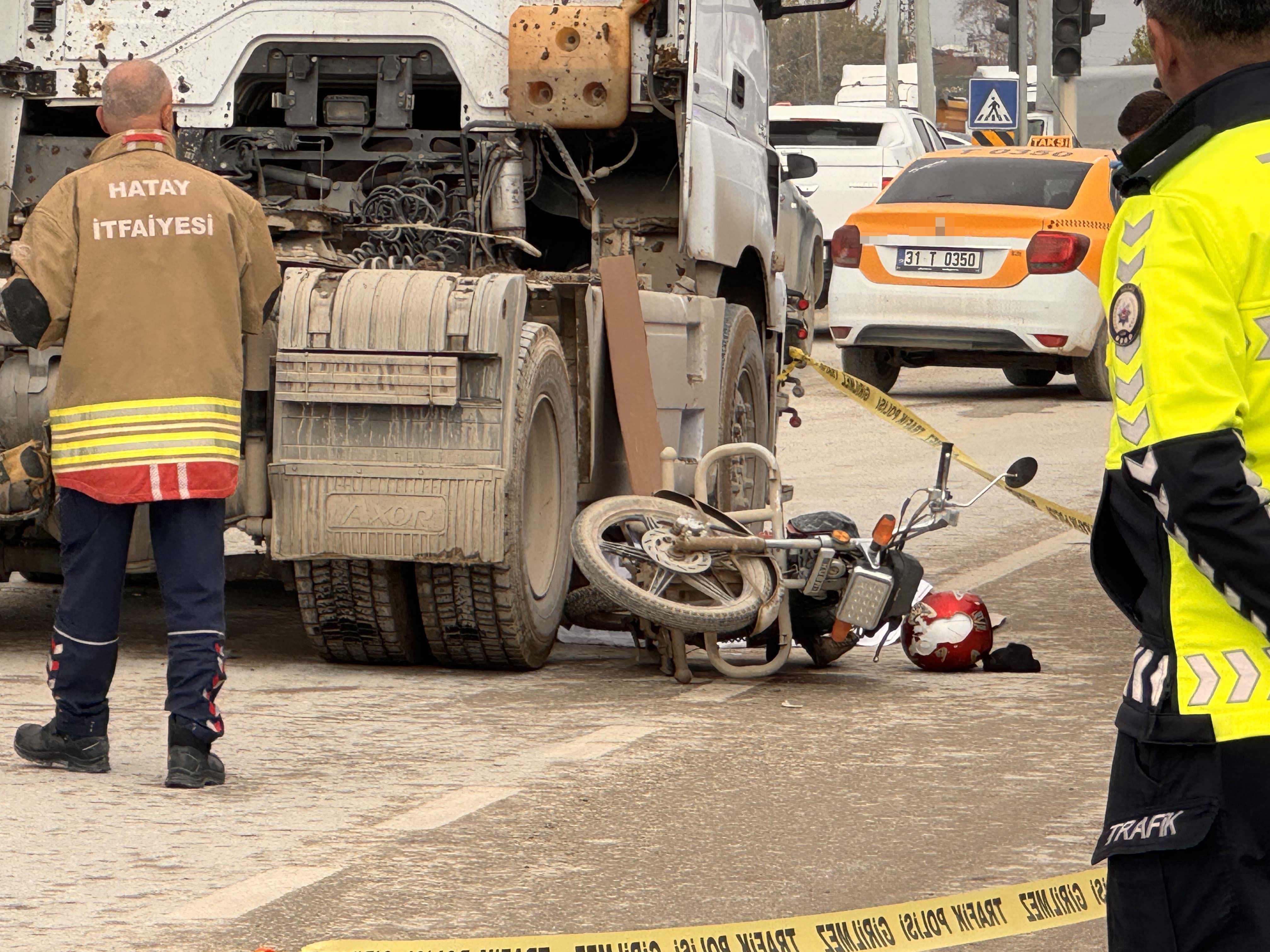 Motosiklet Üzerindeki 5 Kişilik Aile Tırla Çarpıştı! Anne Ve 2 Aylık Bebeği Hayatını Kaybetti (2)