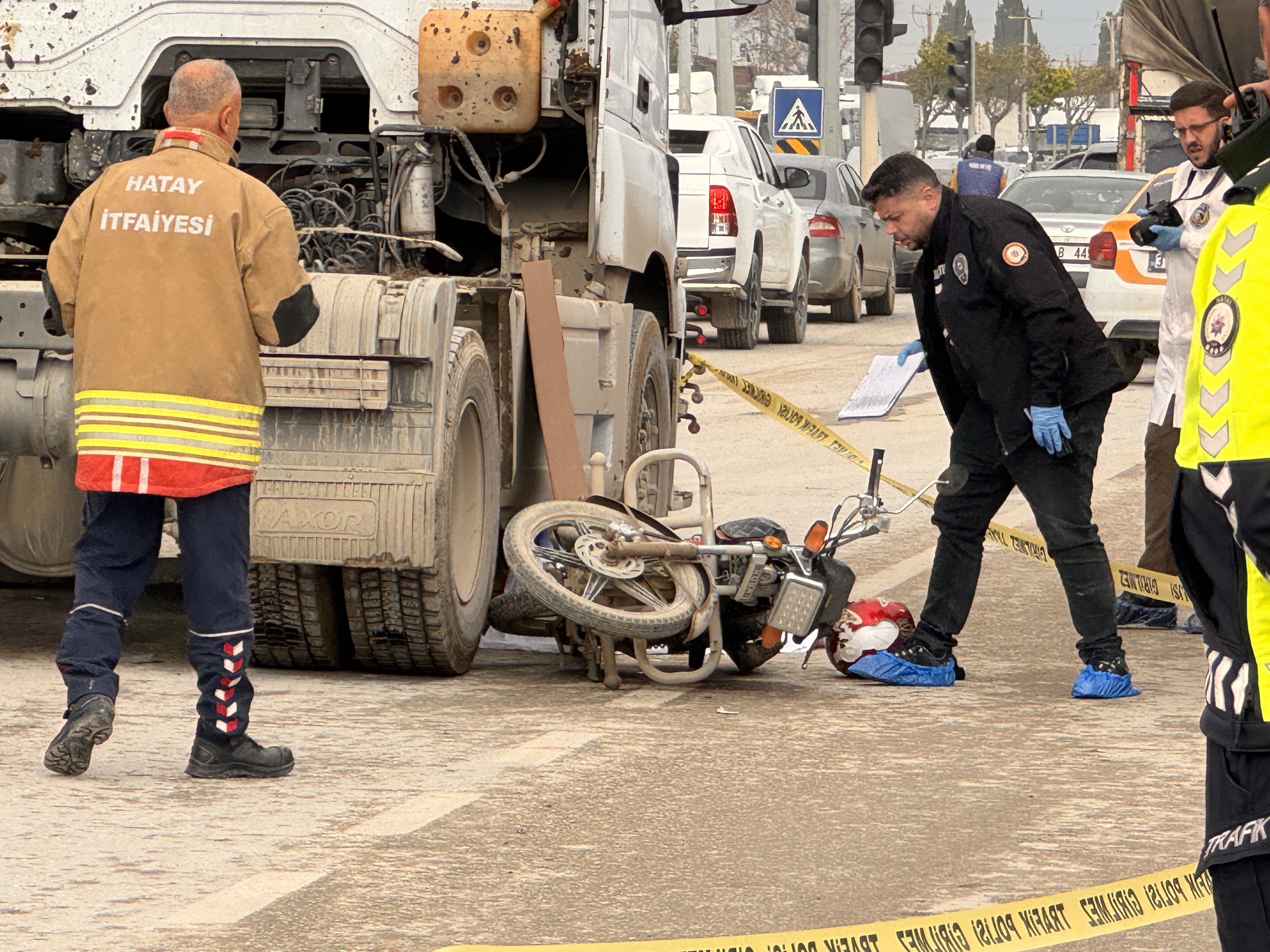 Motosiklet Üzerindeki 5 Kişilik Aile Tırla Çarpıştı! Anne Ve 2 Aylık Bebeği Hayatını Kaybetti (4)