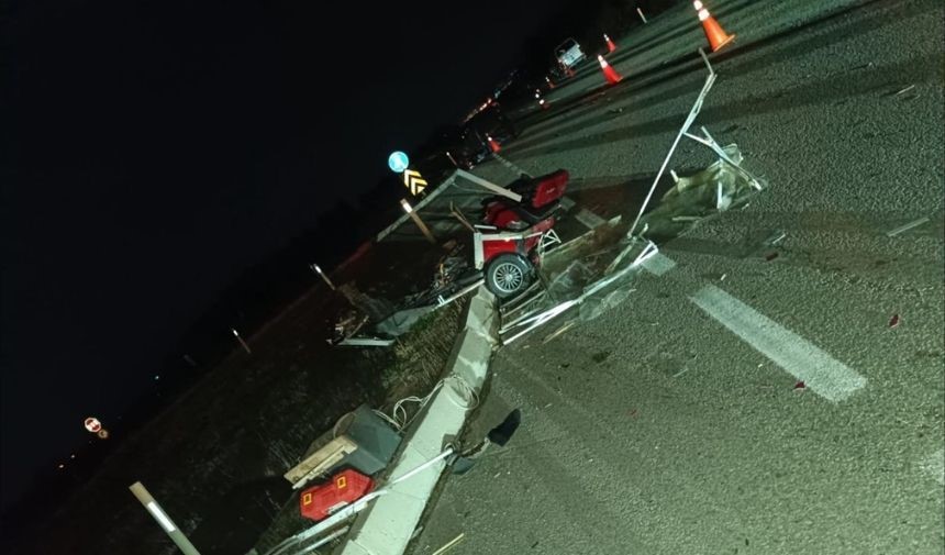 Motosikletli Çifte Minibüs Çarptı! 60 Yaşındaki Sürücü Yaşamını Yitirdi, Eşi Yaralı (2)