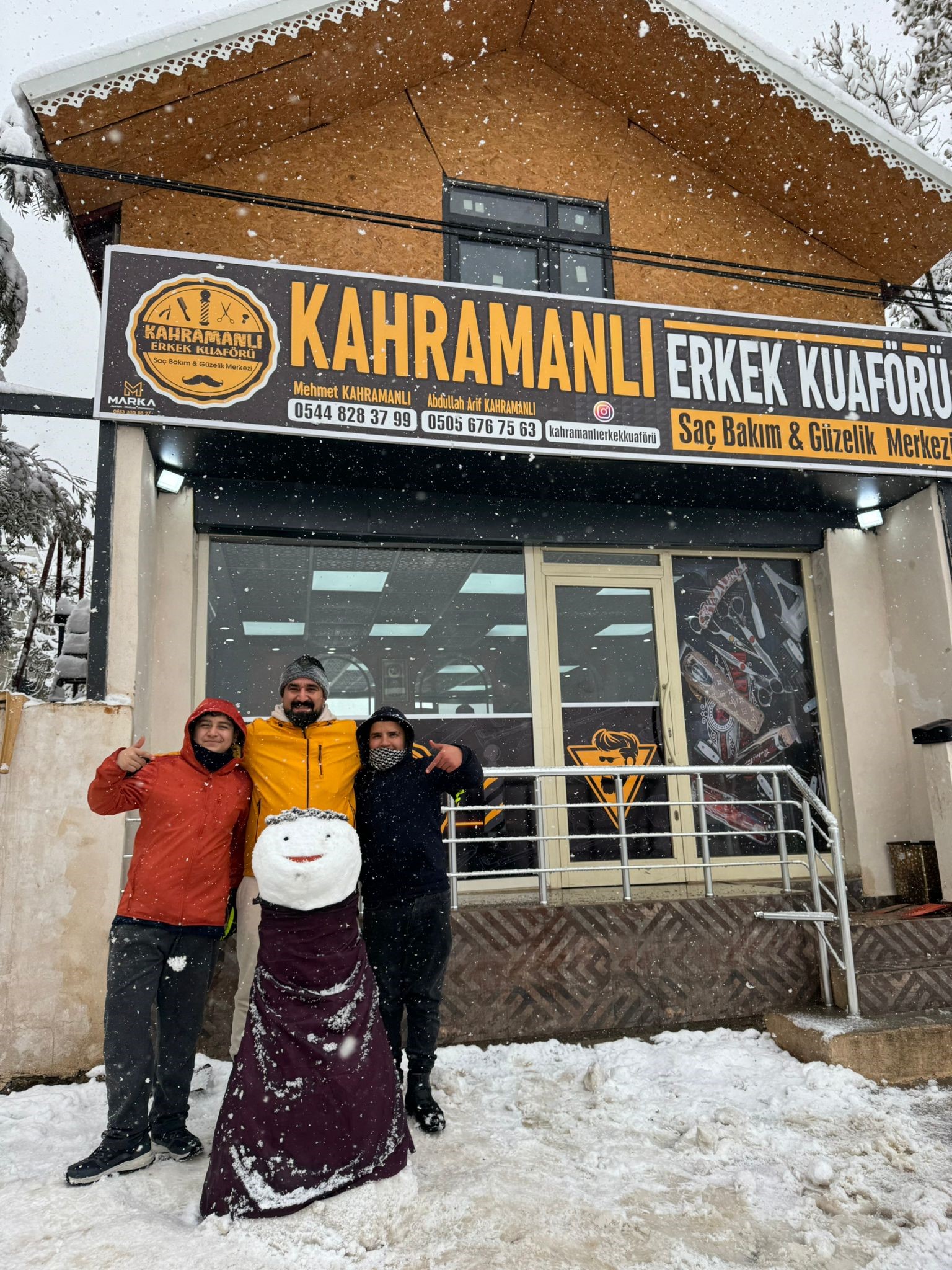 Müşteri Gelmeyince Kuyumcudan Ilginç Görüntü Kardan Geline Altın Taktı (2)