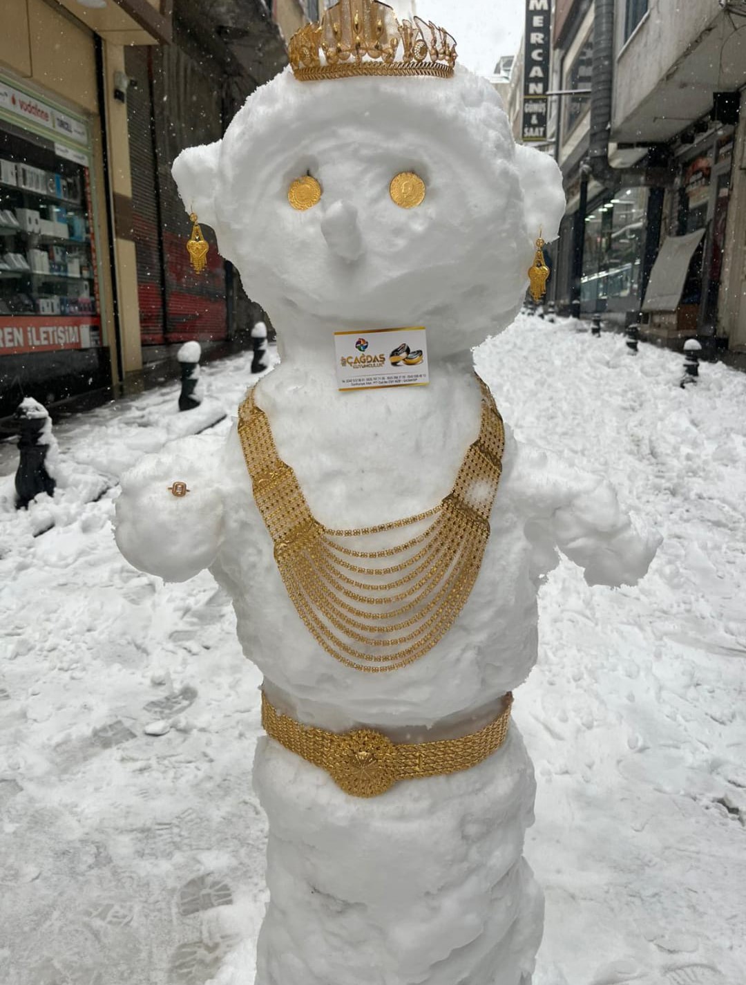 Müşteri Gelmeyince Kuyumcudan Ilginç Görüntü Kardan Geline Altın Taktı (3)