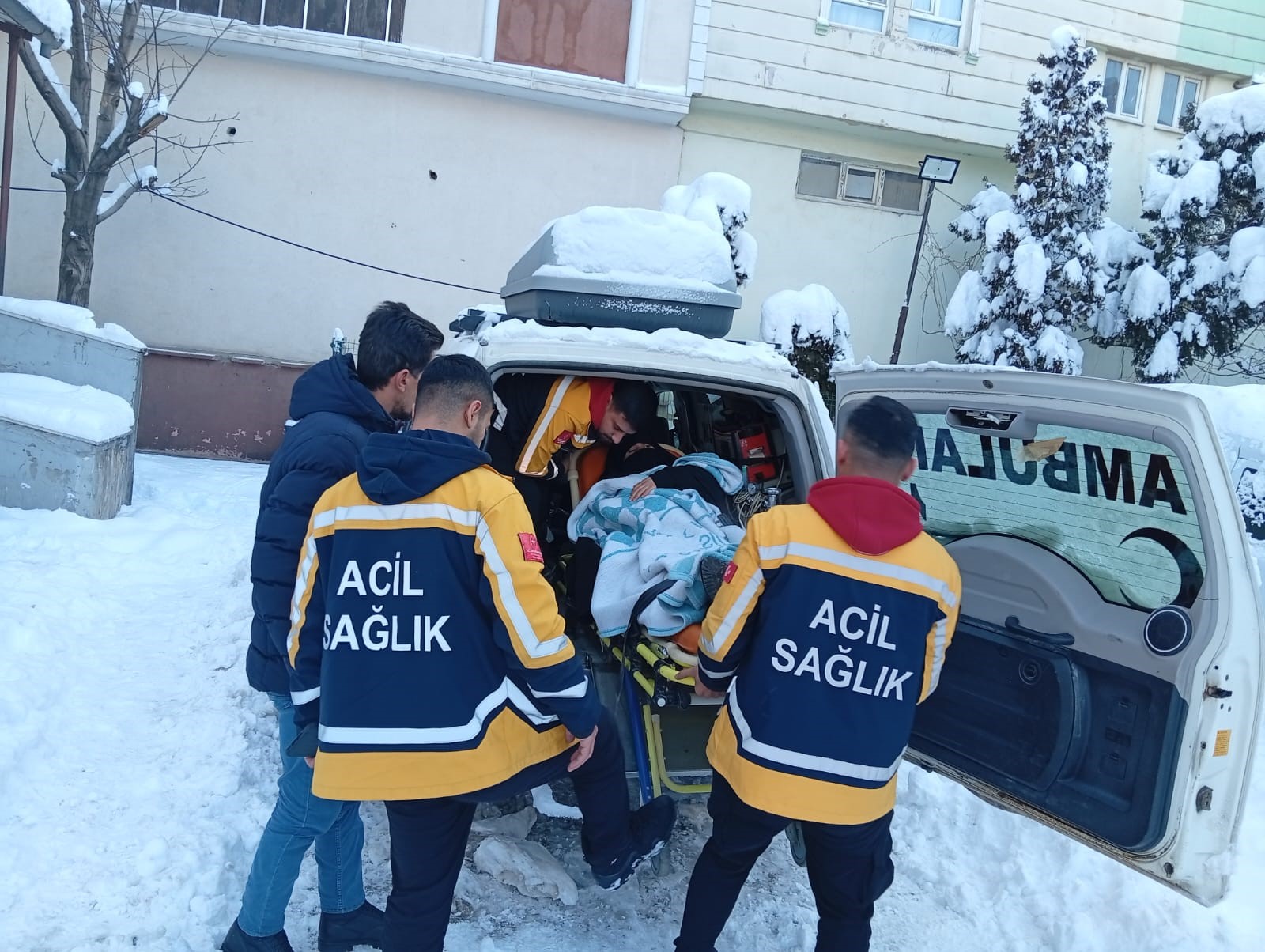 Nefes Kesen Operasyon Kar Yollari Kapatti Ekipler Elif Icin Zamanla Yaristi 01