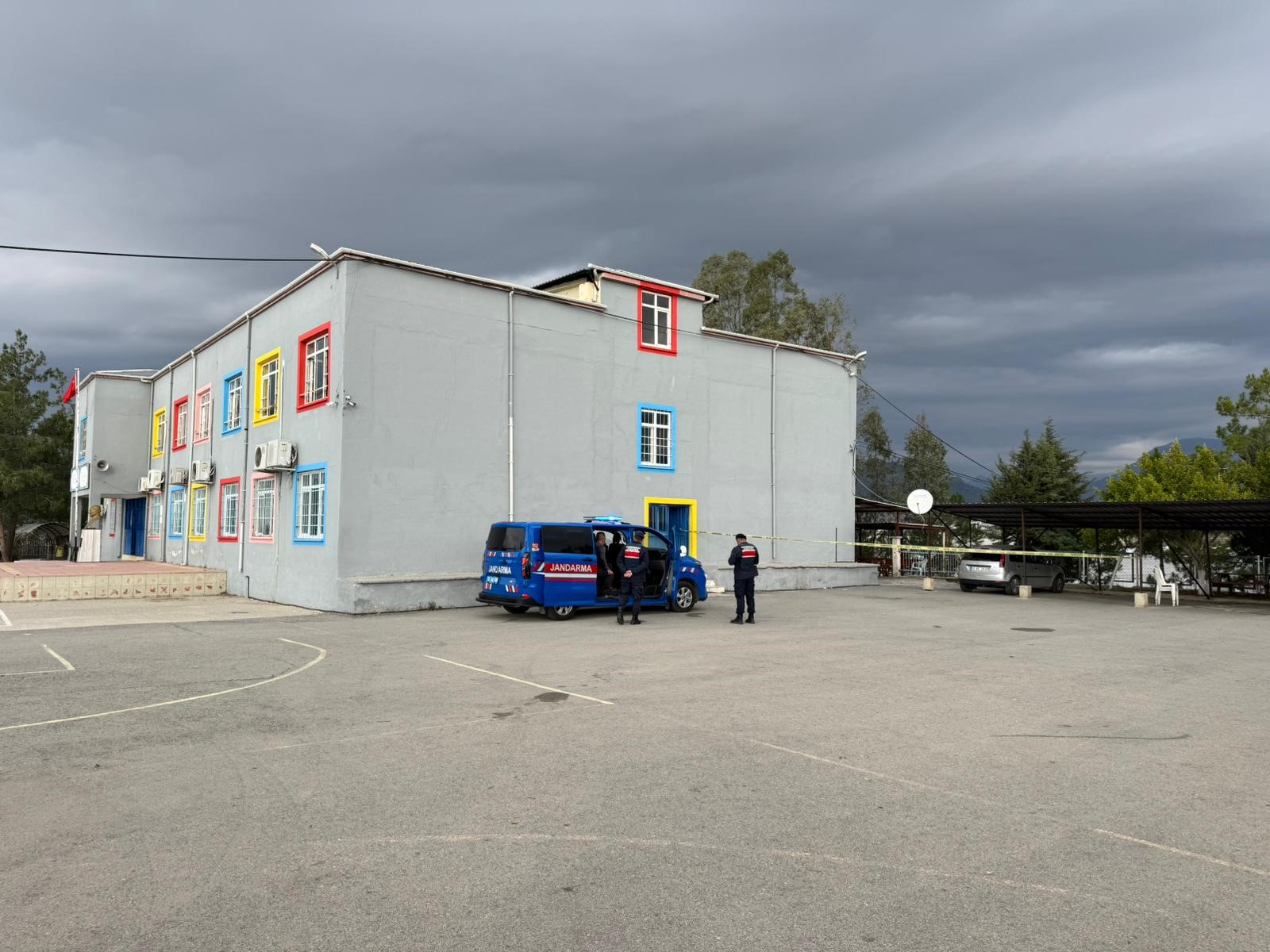 Okul Bahçesinde Dehşet 12 Yaşındaki Öğrenci Müdürü Tüfekle Vurdu, O Anlar Kamerada (3)