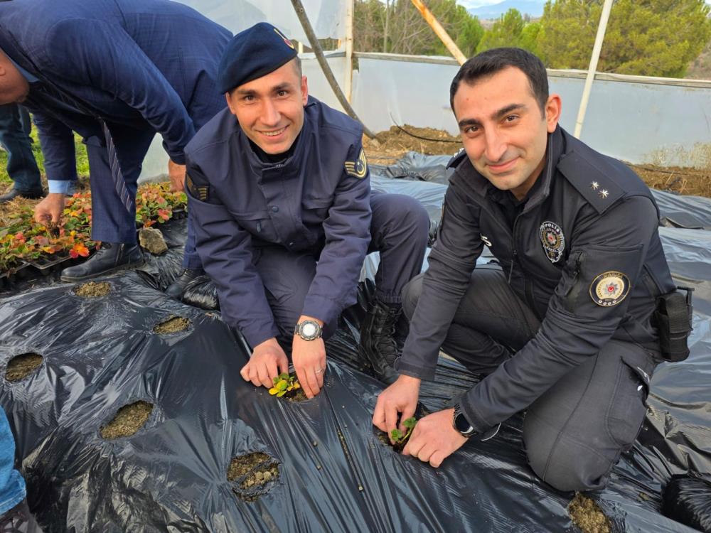 Okul Bahcesinde Sosyal Sorumluluk Serasi (2)