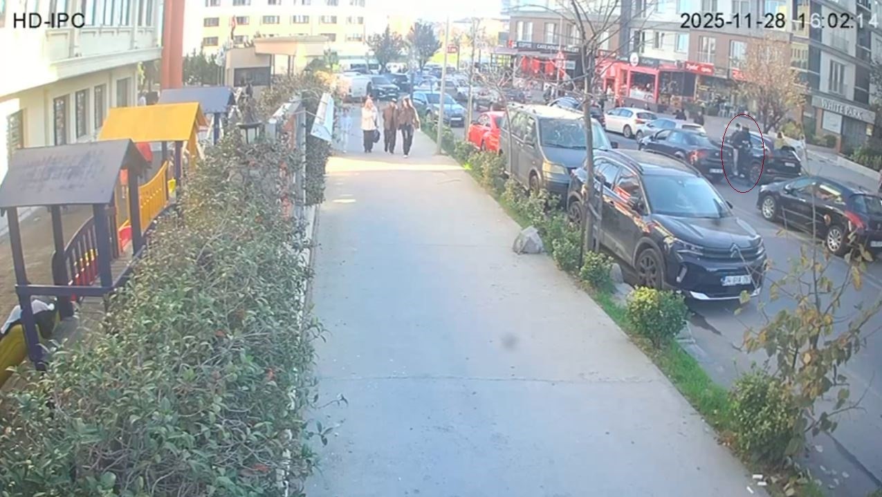 Okul Çıkışında Dehşet Ters Yönden Gelen Scooter Anne Ve Çocuğu Biçti (4)