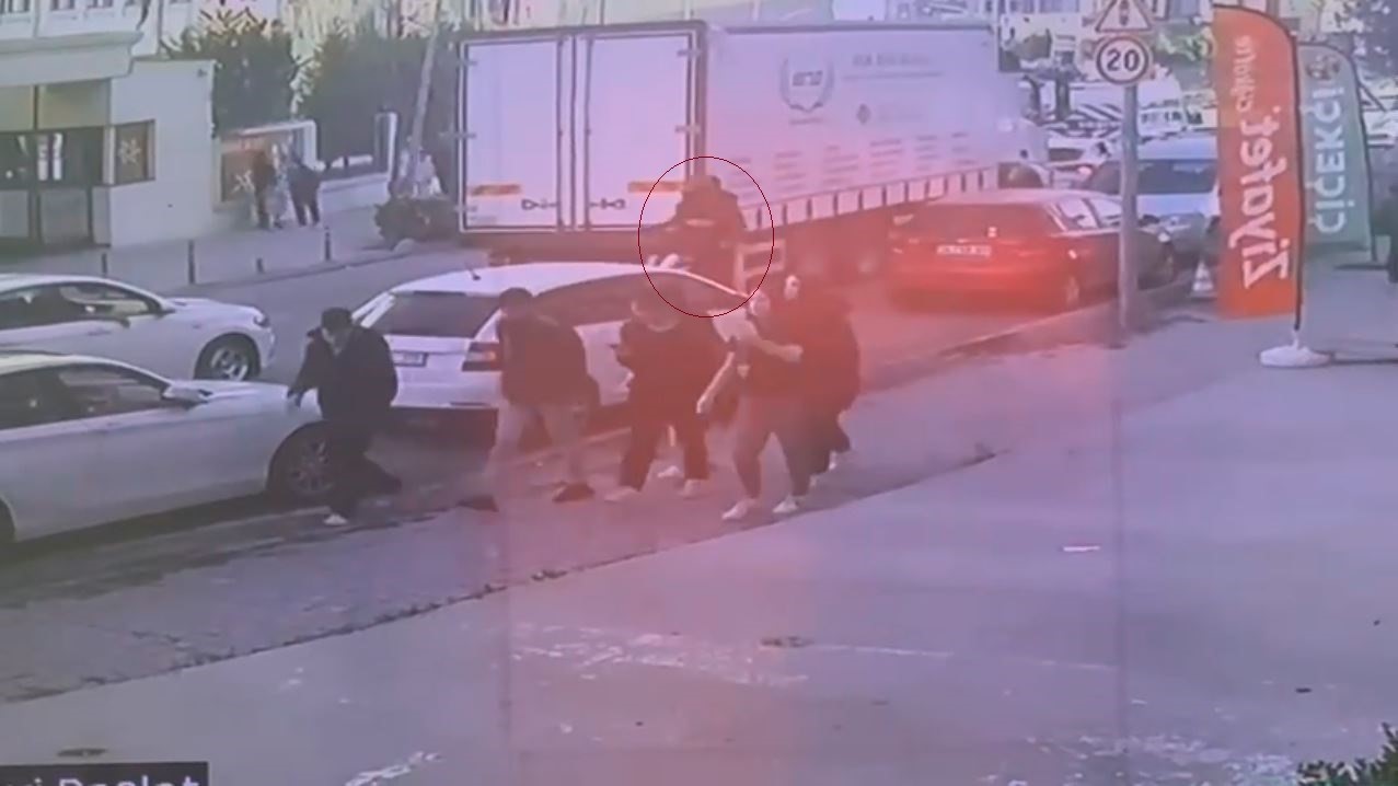 Okul Çıkışında Dehşet Ters Yönden Gelen Scooter Anne Ve Çocuğu Biçti (5)