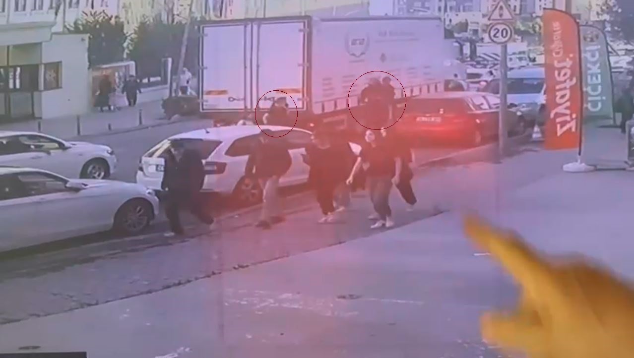 Okul Çıkışında Dehşet Ters Yönden Gelen Scooter Anne Ve Çocuğu Biçti (7)