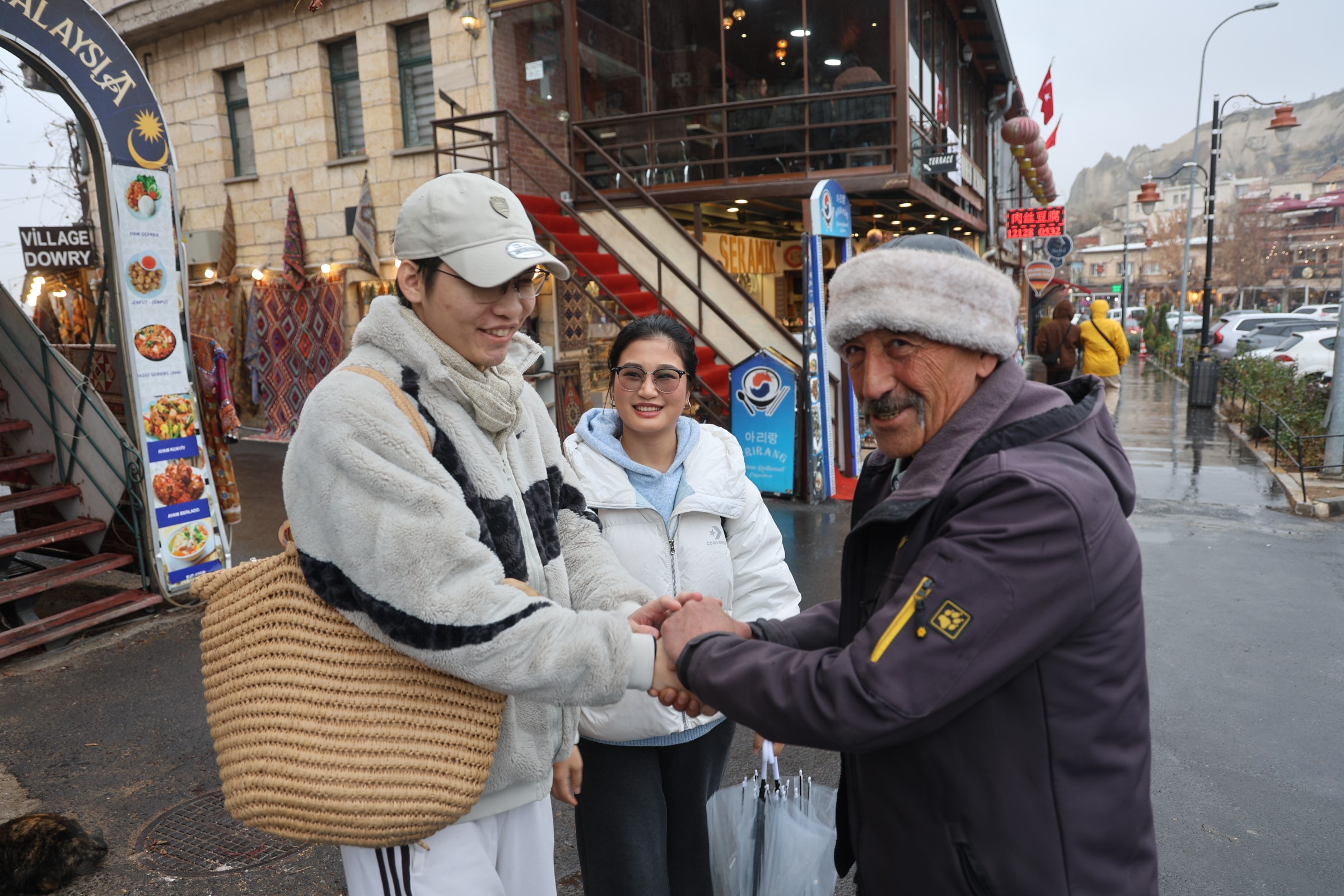 Ortaokul Mezunu Ama 9 Dil Biliyor Bilge Cemalettin Amca Dunyayi Sasirtiyor 03