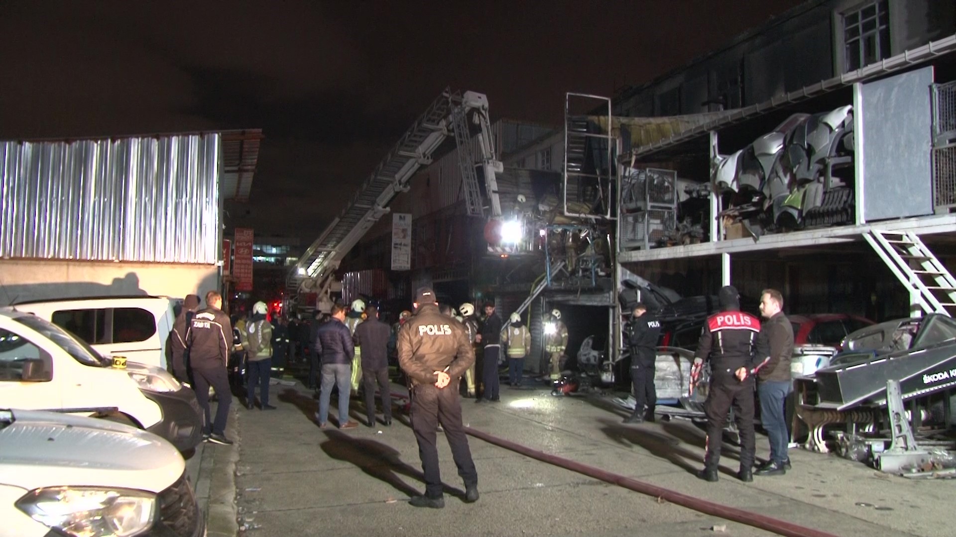 Oto Sanayide Gece Yarısı Felaket Alevler Arasında Kalan Adam Hayatını Kaybetti (2)