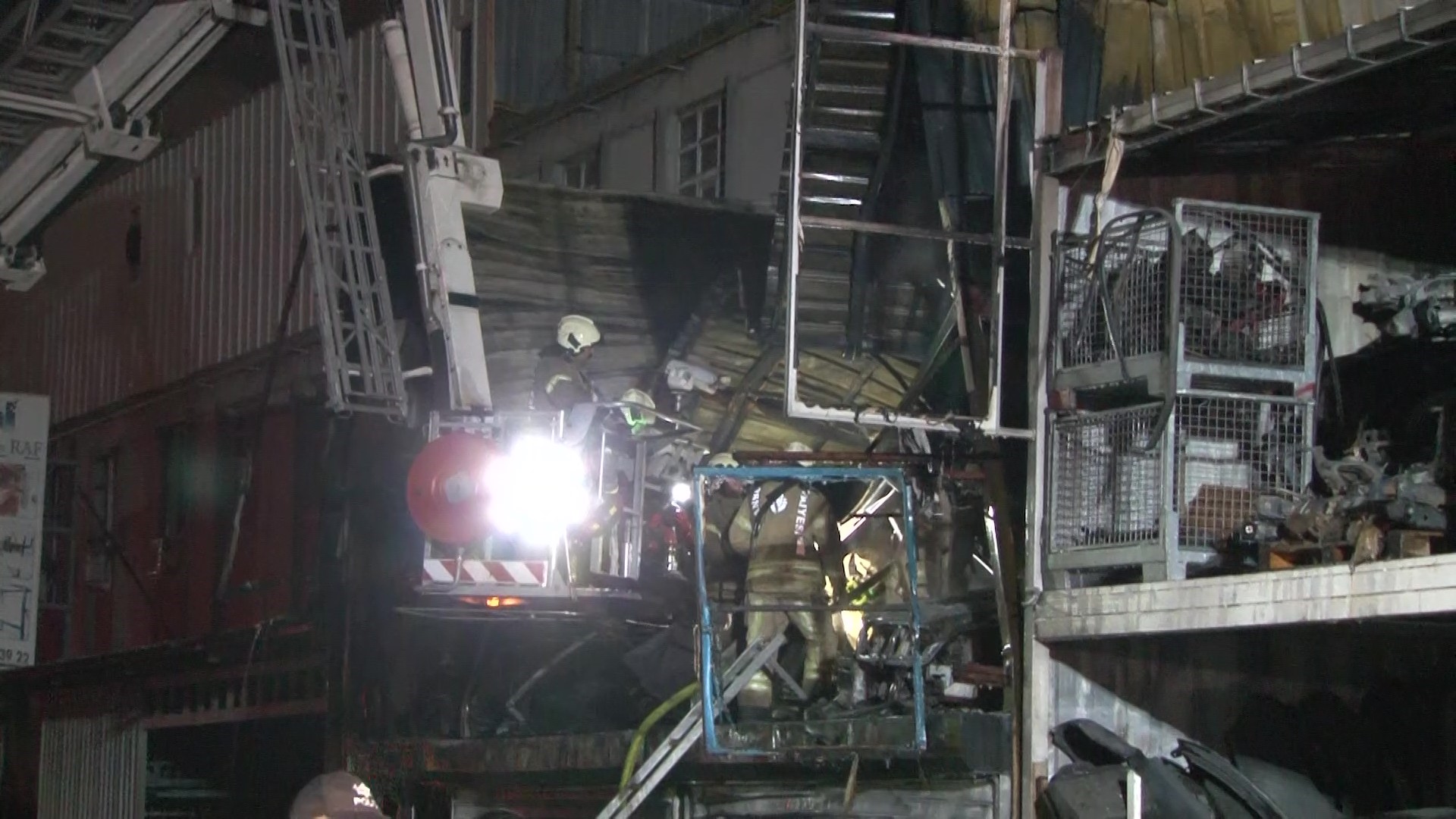 Oto Sanayide Gece Yarısı Felaket Alevler Arasında Kalan Adam Hayatını Kaybetti (3)