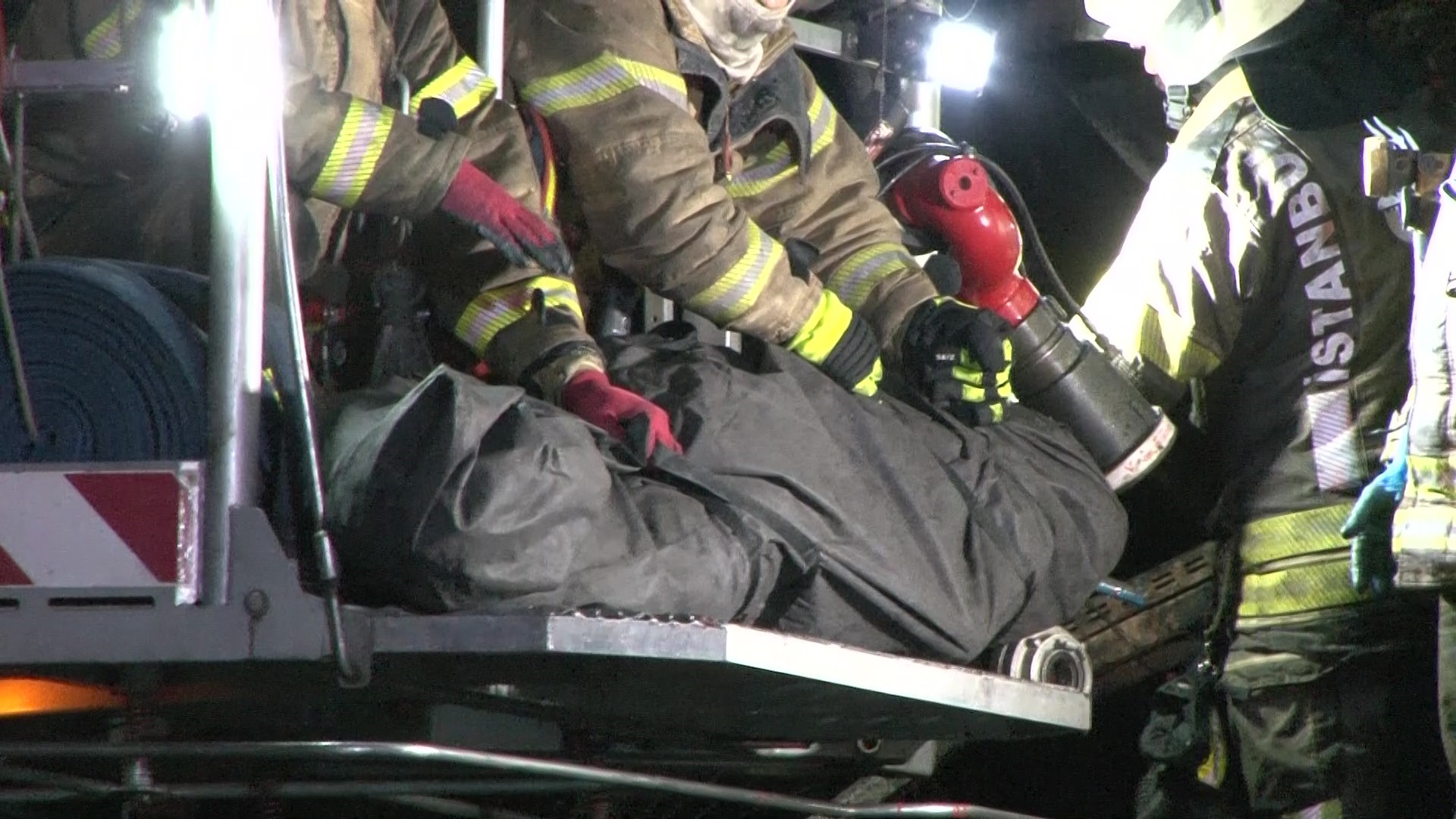 Oto Sanayide Gece Yarısı Felaket Alevler Arasında Kalan Adam Hayatını Kaybetti (4)