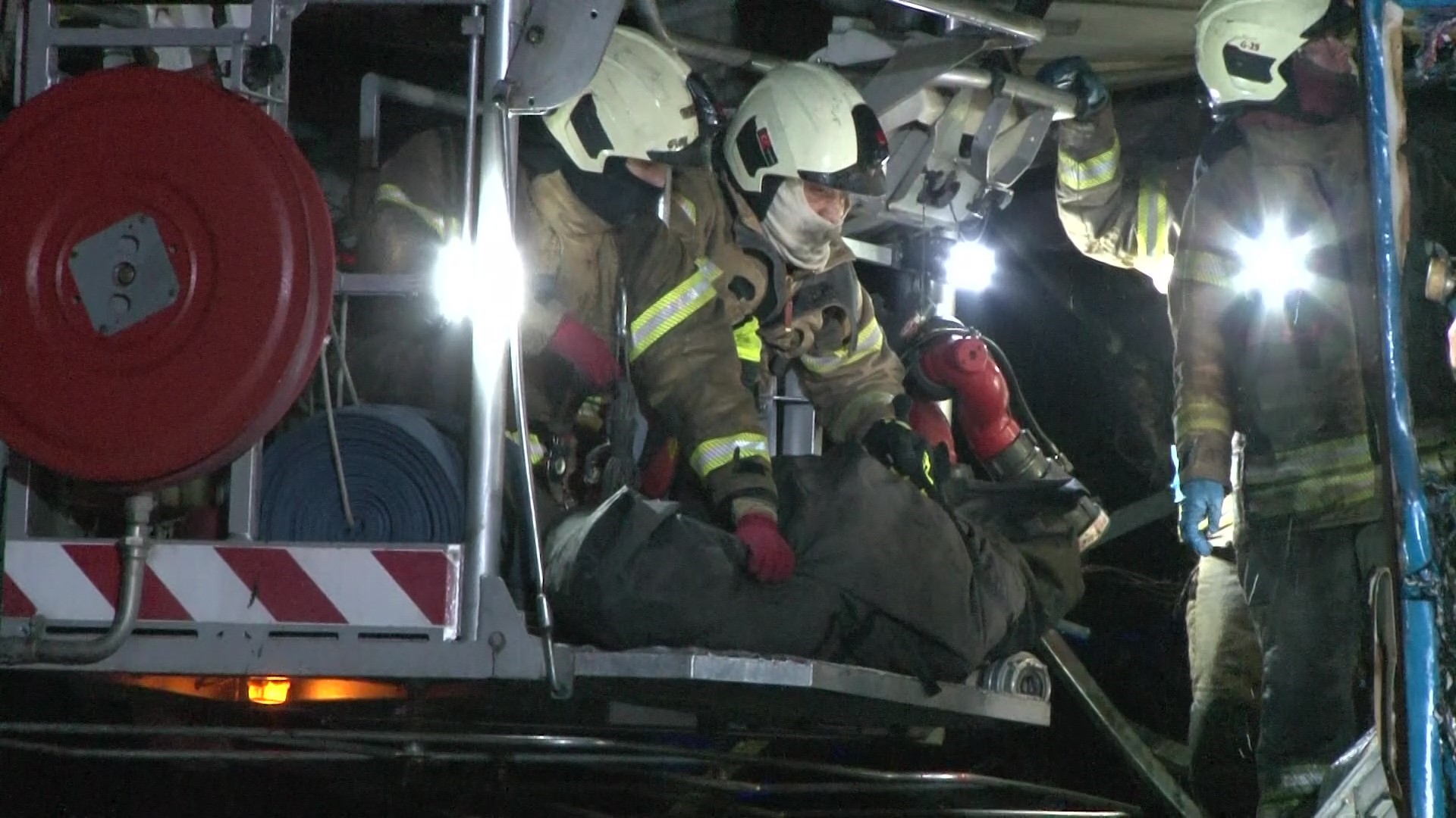 Oto Sanayide Gece Yarısı Felaket Alevler Arasında Kalan Adam Hayatını Kaybetti (5)