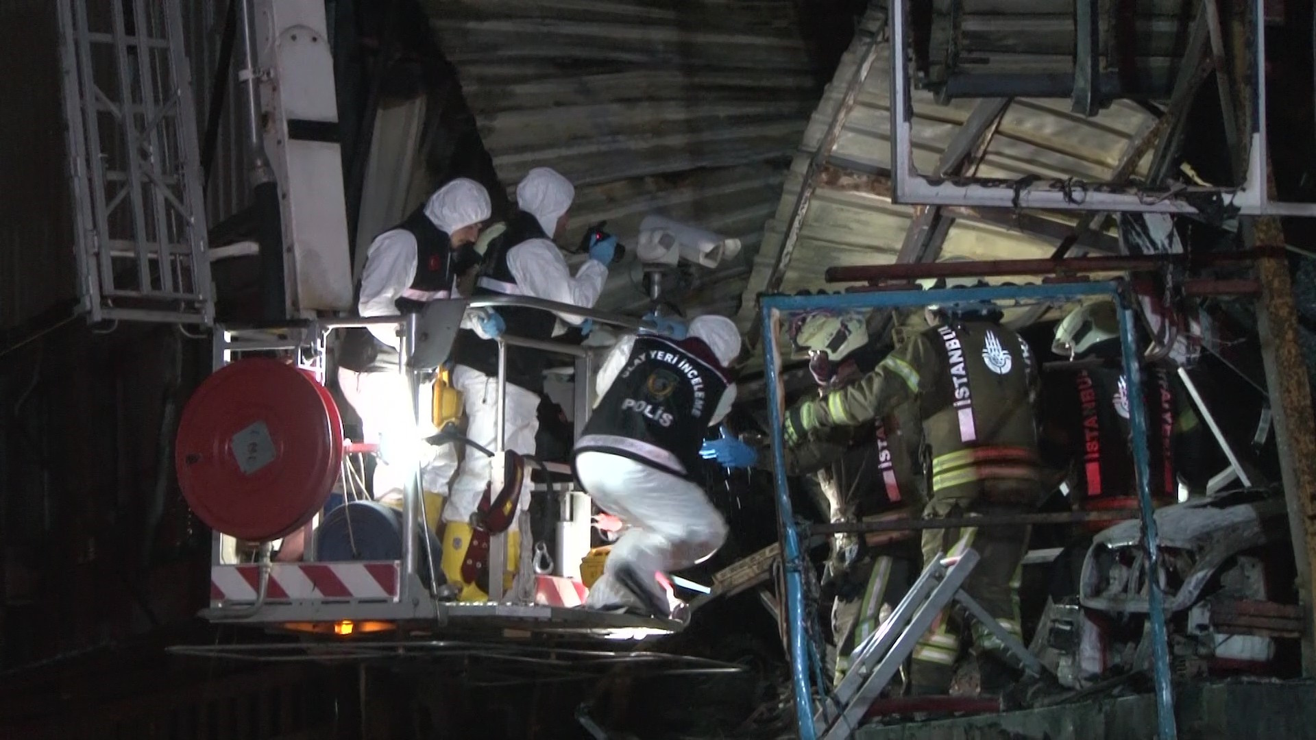 Oto Sanayide Gece Yarısı Felaket Alevler Arasında Kalan Adam Hayatını Kaybetti (6)