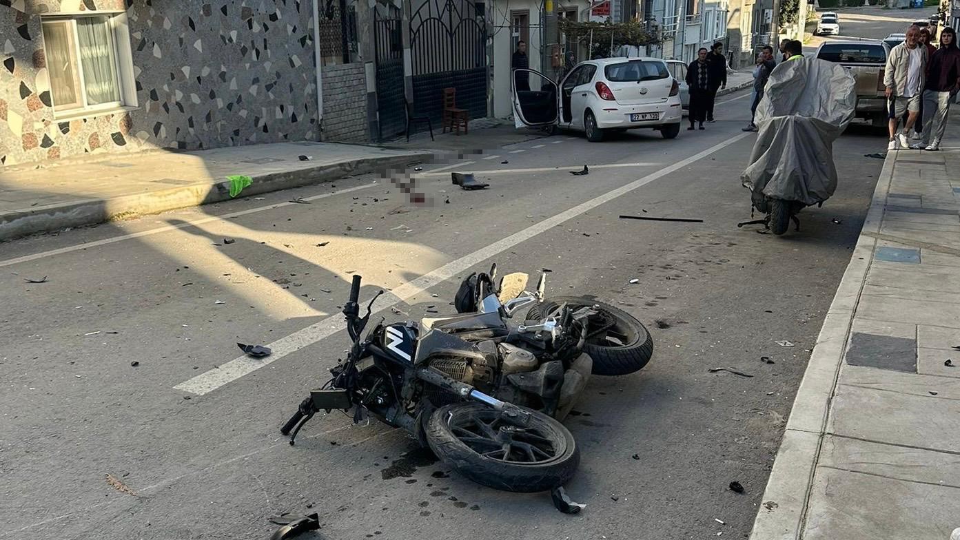 Otomobille Çarpıştı, Metrelerce Savruldu Motosiklet Sürücüsünün Öldüğü Kaza Anı Kamerada (2)