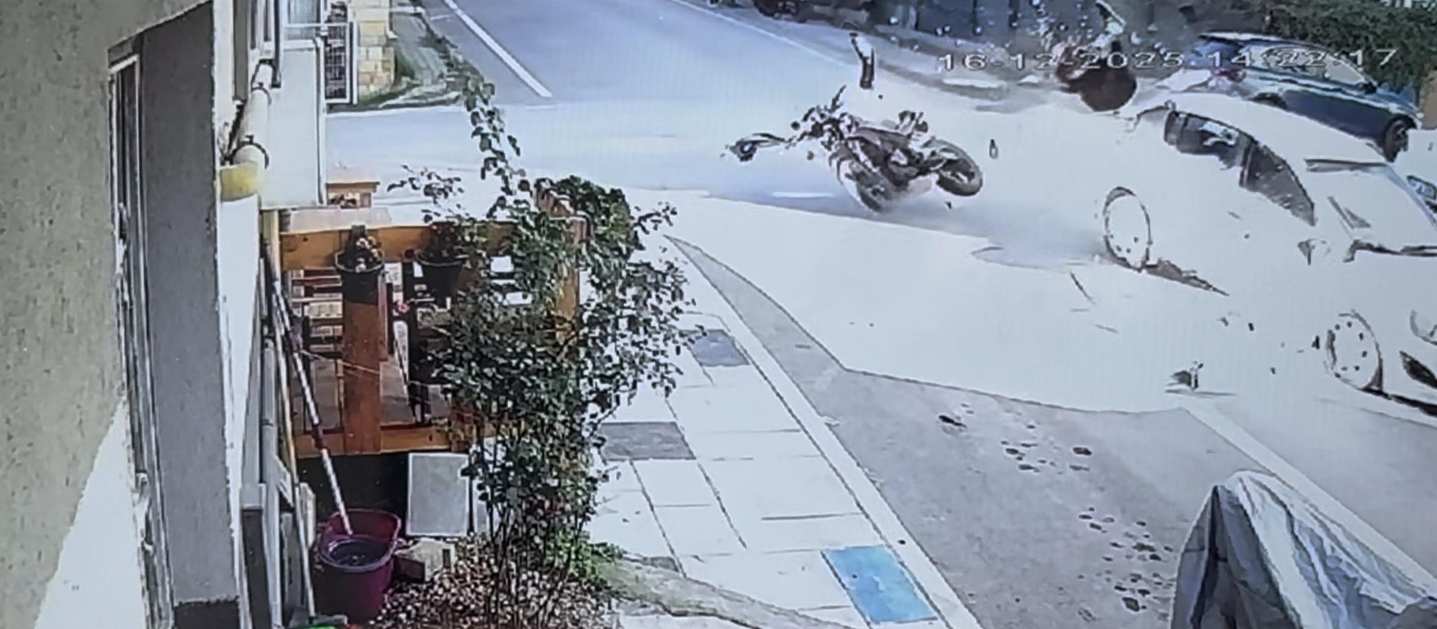 Otomobille Çarpıştı, Metrelerce Savruldu Motosiklet Sürücüsünün Öldüğü Kaza Anı Kamerada (6)