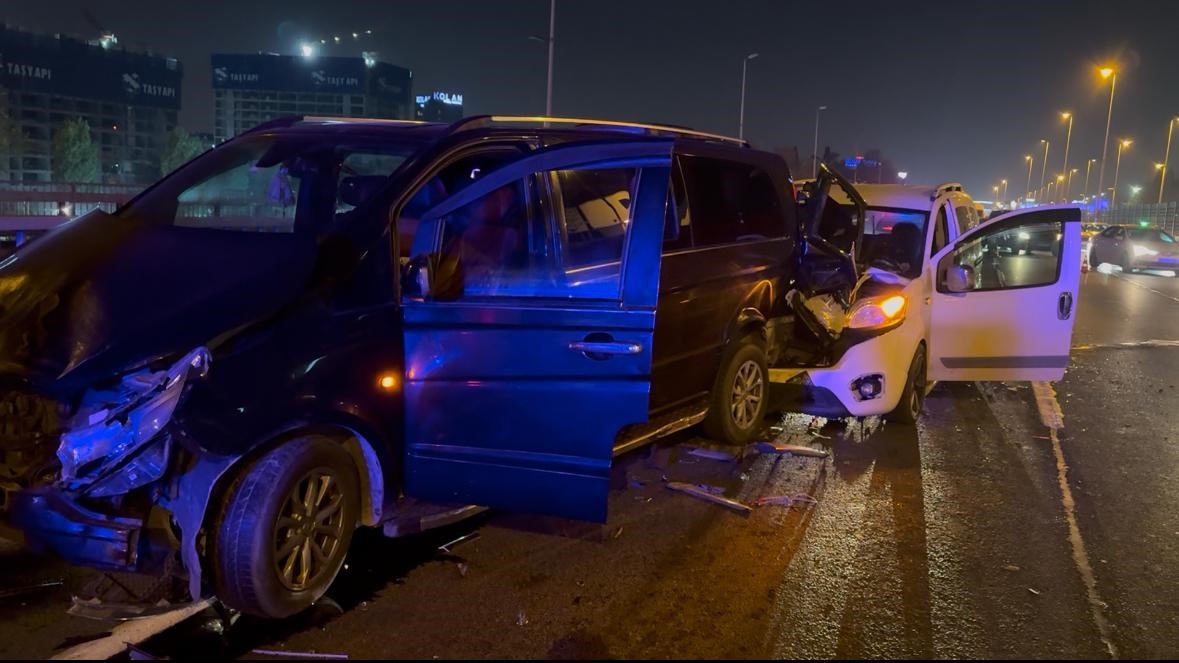 Panelvan Sürücüsü Direksiyon Hakimiyetini Kaybetti Ortalık Savaş Alanına Döndü (2)