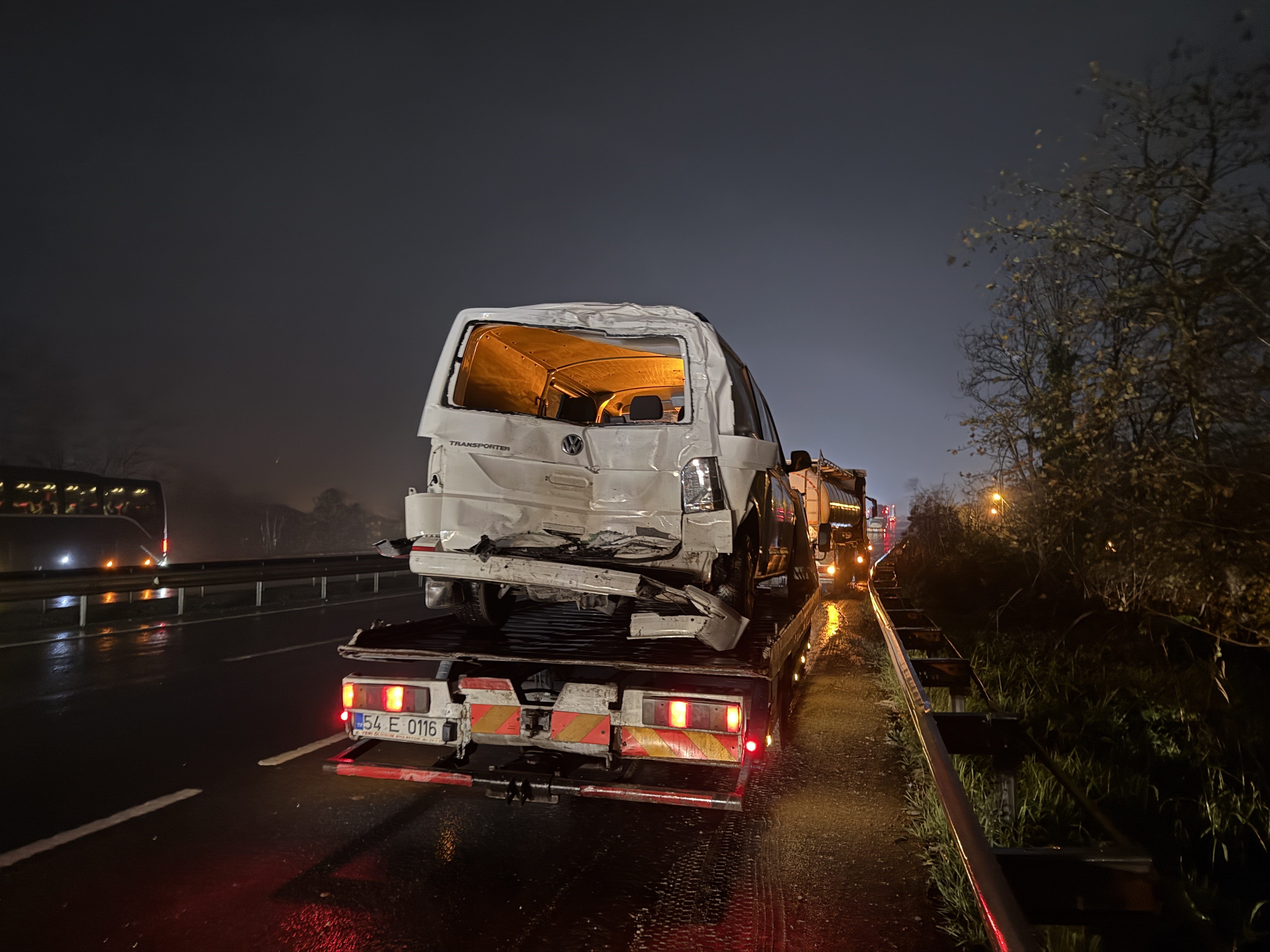 Peş Peşe Çarpışma 6 Araç Birbirine Girdi, 12 Yaralı (3)
