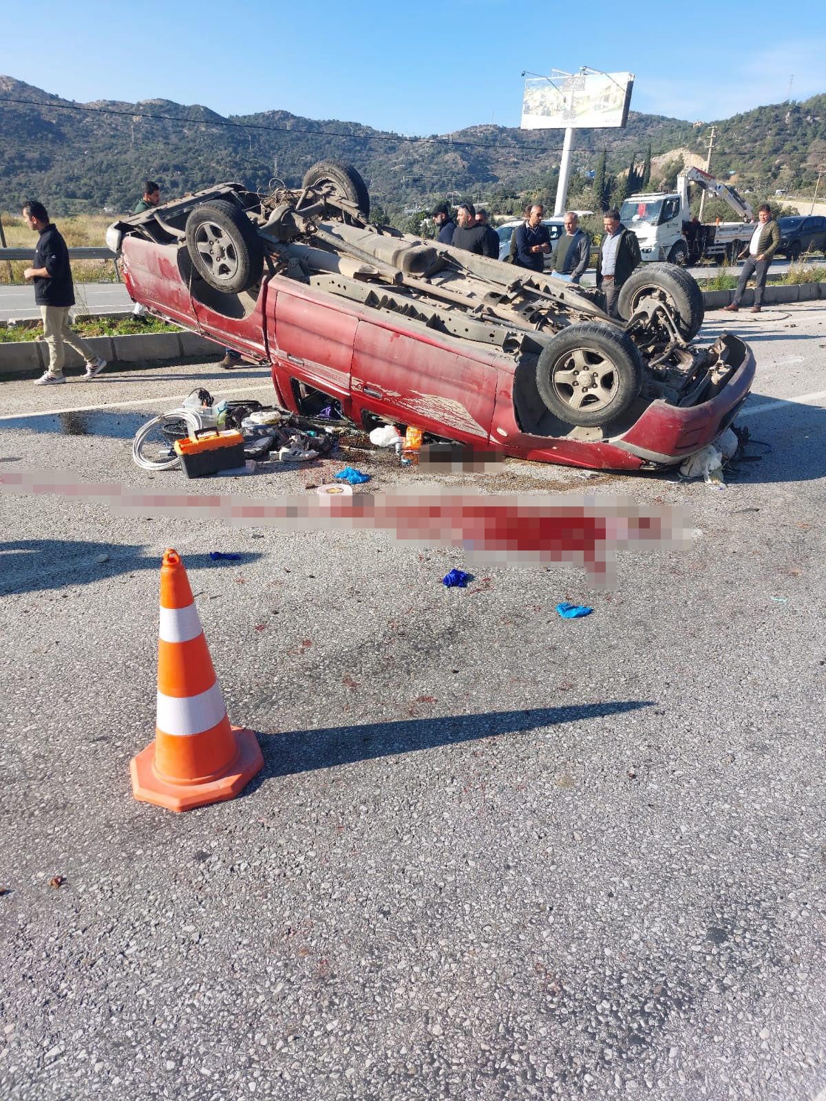 Refüje Çarpıp Devrildi! Kamyonet Sürücüsü Hastanede Öldü (2)