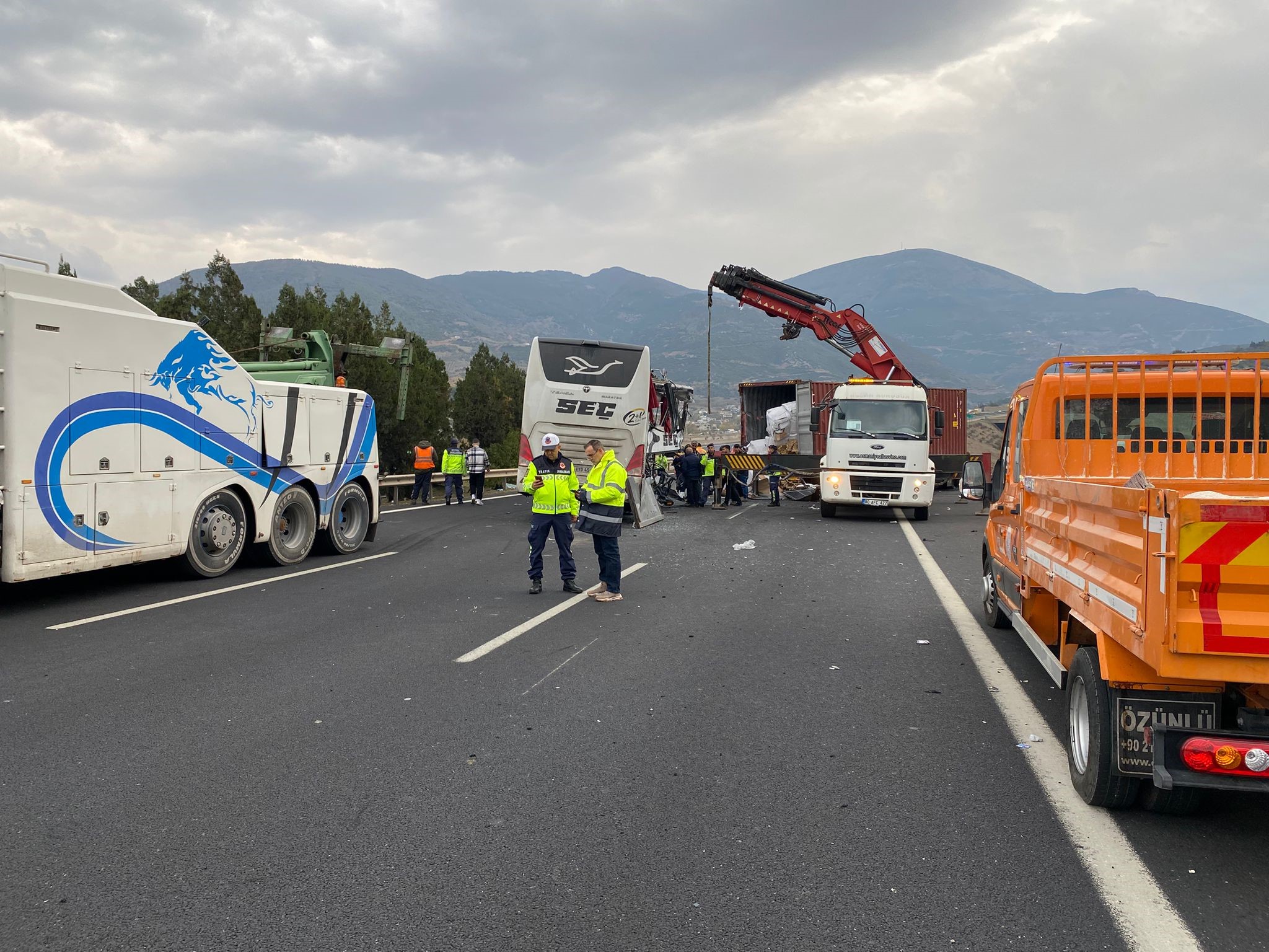 Sabaha Karşı Korkunç Çarpışma Otobüs Kazasında Ölü Sayısı 7’Ye Yükseldi (4)