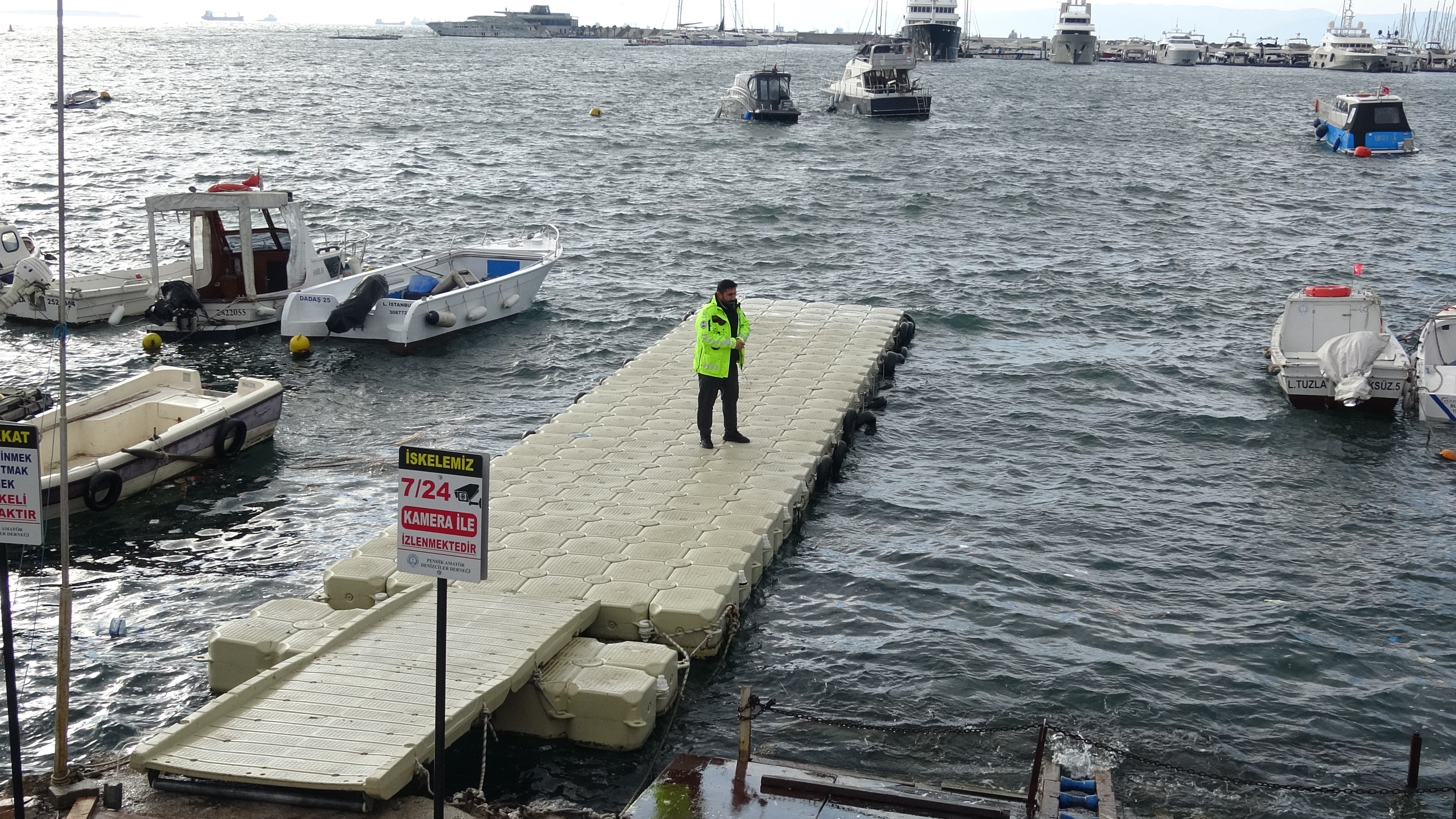 Sahilde Vicdanları Sızlatan Görüntü Kediyi Tekmeleyip Denize Attı (2)