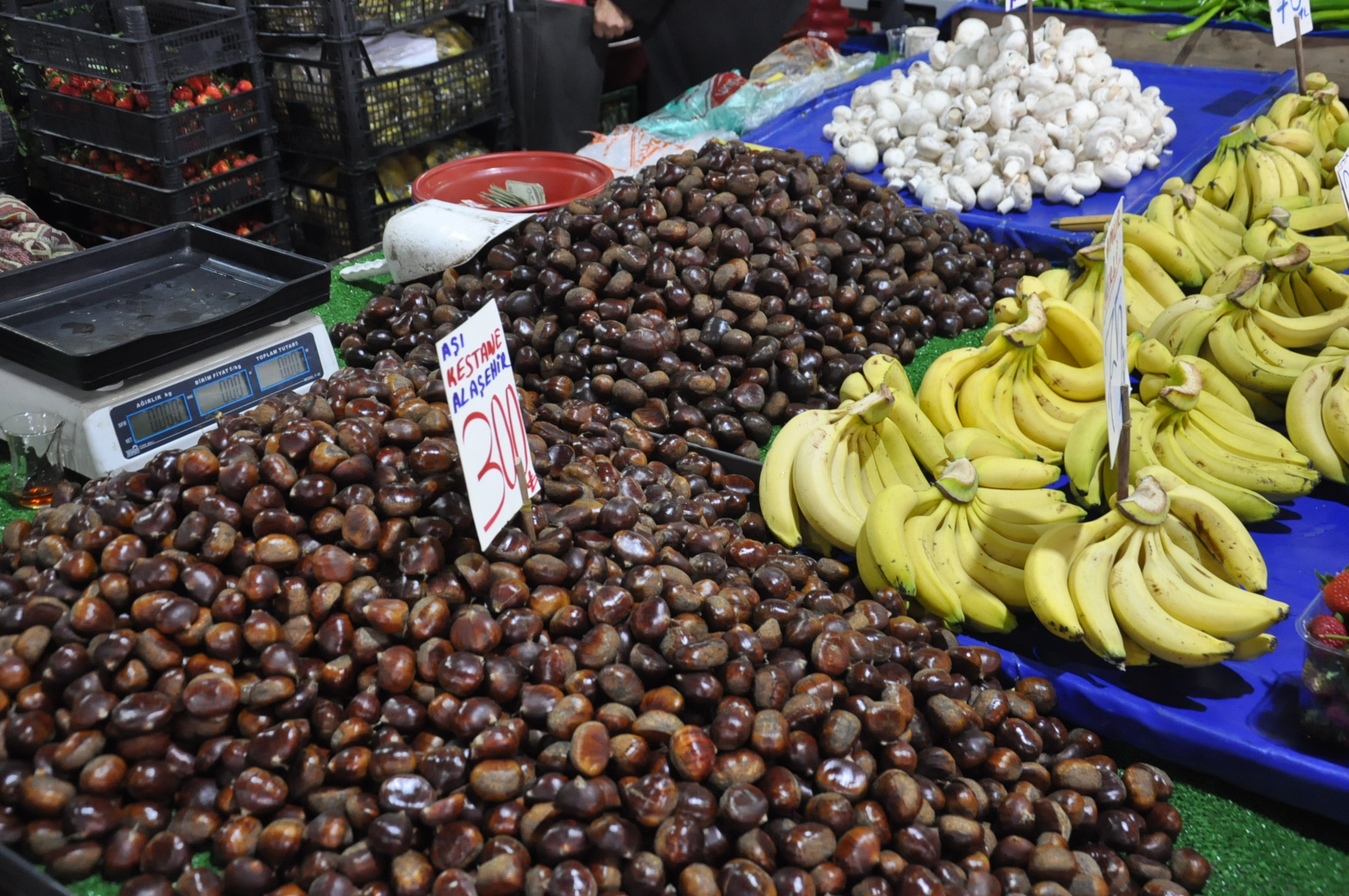 Salihli Icin Pazardaki Guncel Fiyatlar 31 Aralik Carsamba Pazaryerinde Yilbasi Telasi (3)