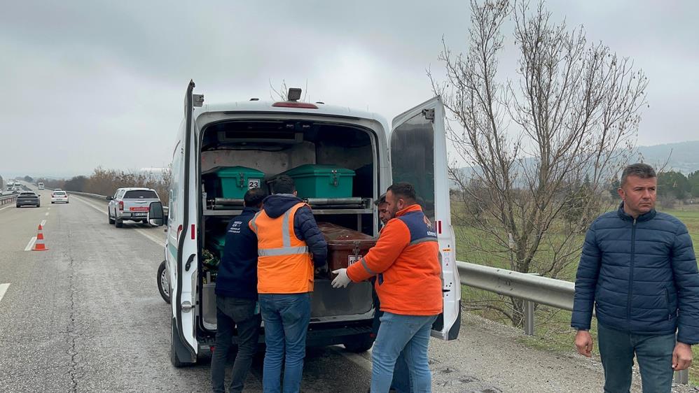 Salihli Kulada Feci Kaza Otomobil Refuje Carpip Bariyerlere Savruldu 1 Olu 1 Yarali (1)