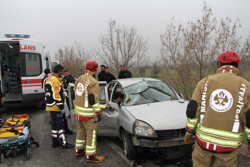 Salihli Kulada Feci Kaza Otomobil Refuje Carpip Bariyerlere Savruldu 1 Olu 1 Yarali (3)