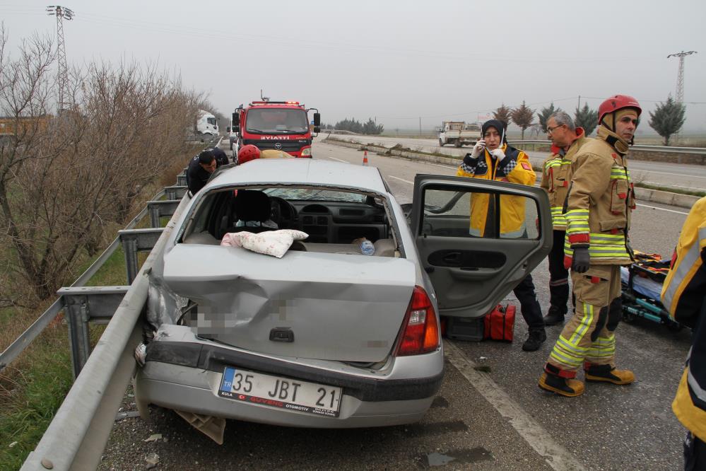 Salihli Kulada Feci Kaza Otomobil Refuje Carpip Bariyerlere Savruldu 1 Olu 1 Yarali (4)