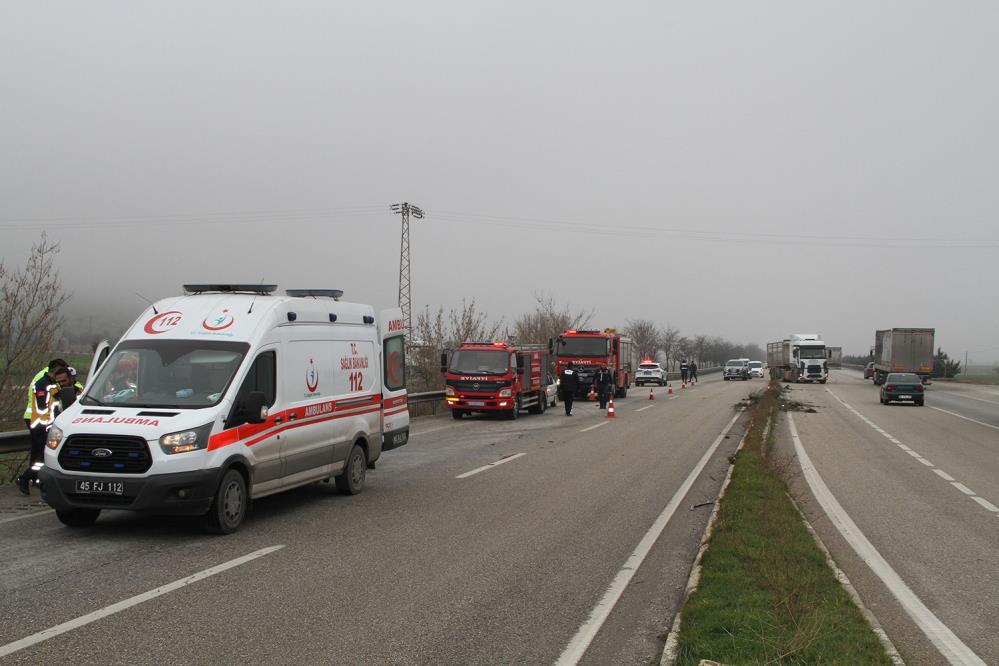 Salihli Kulada Feci Kaza Otomobil Refuje Carpip Bariyerlere Savruldu 1 Olu 1 Yarali (5)