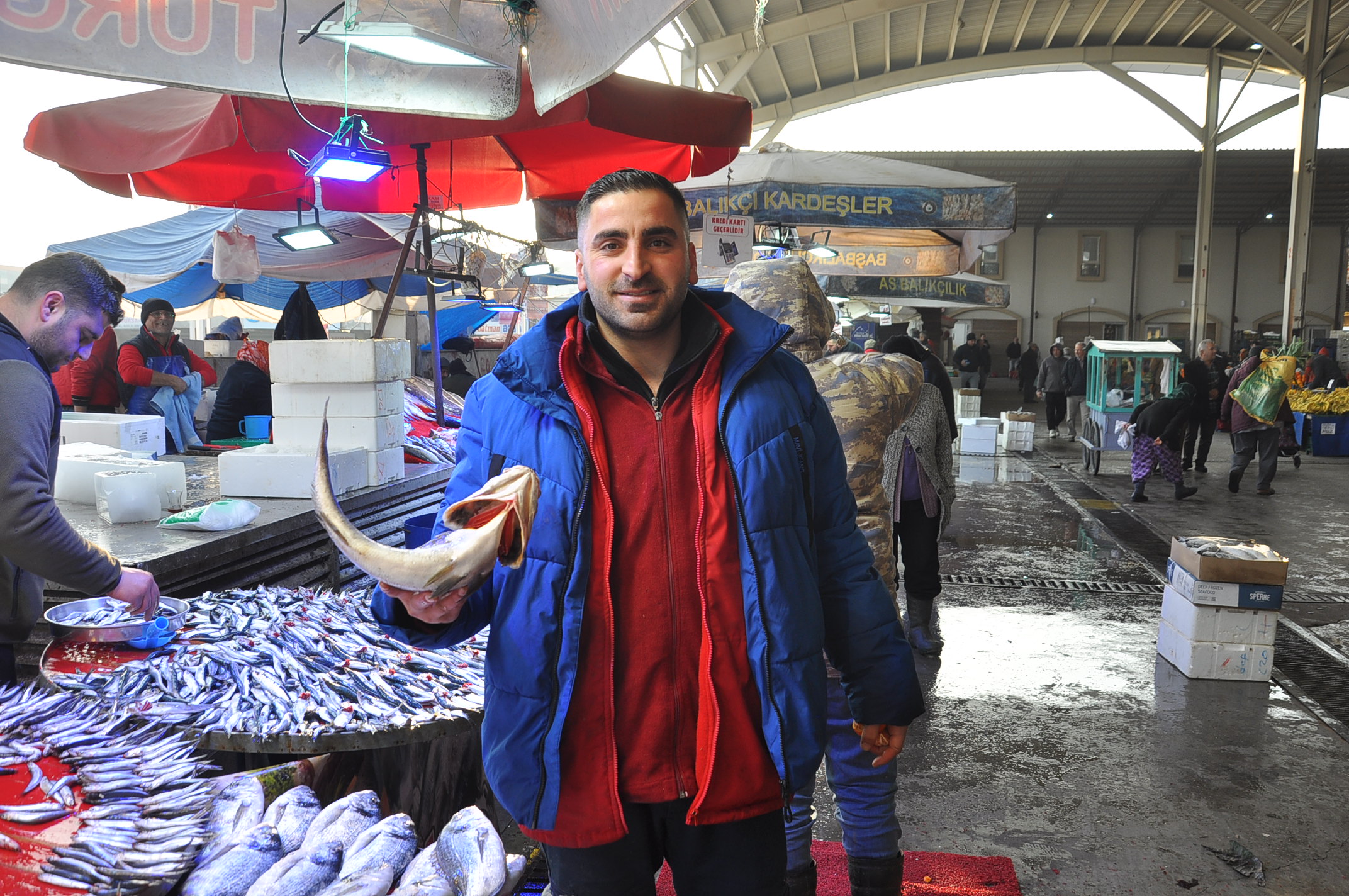 Sali̇hli̇ Pazaryeri̇ Balik Fi̇yatlarti (8)