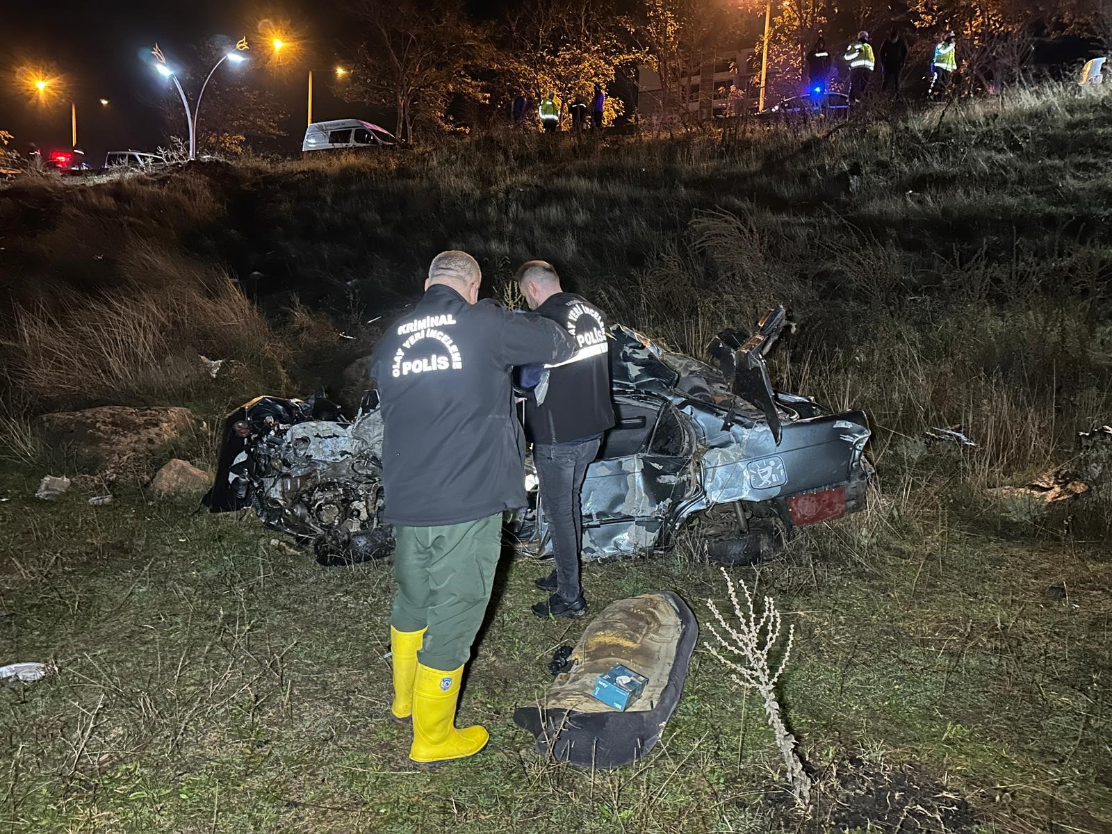 Salihli Uşak Karayolu’nda Korkunç Kaza! Kontrolden Çıkan Araç Şarampole Uçtu, 2 Kişi Hayatını Kaybetti (4)