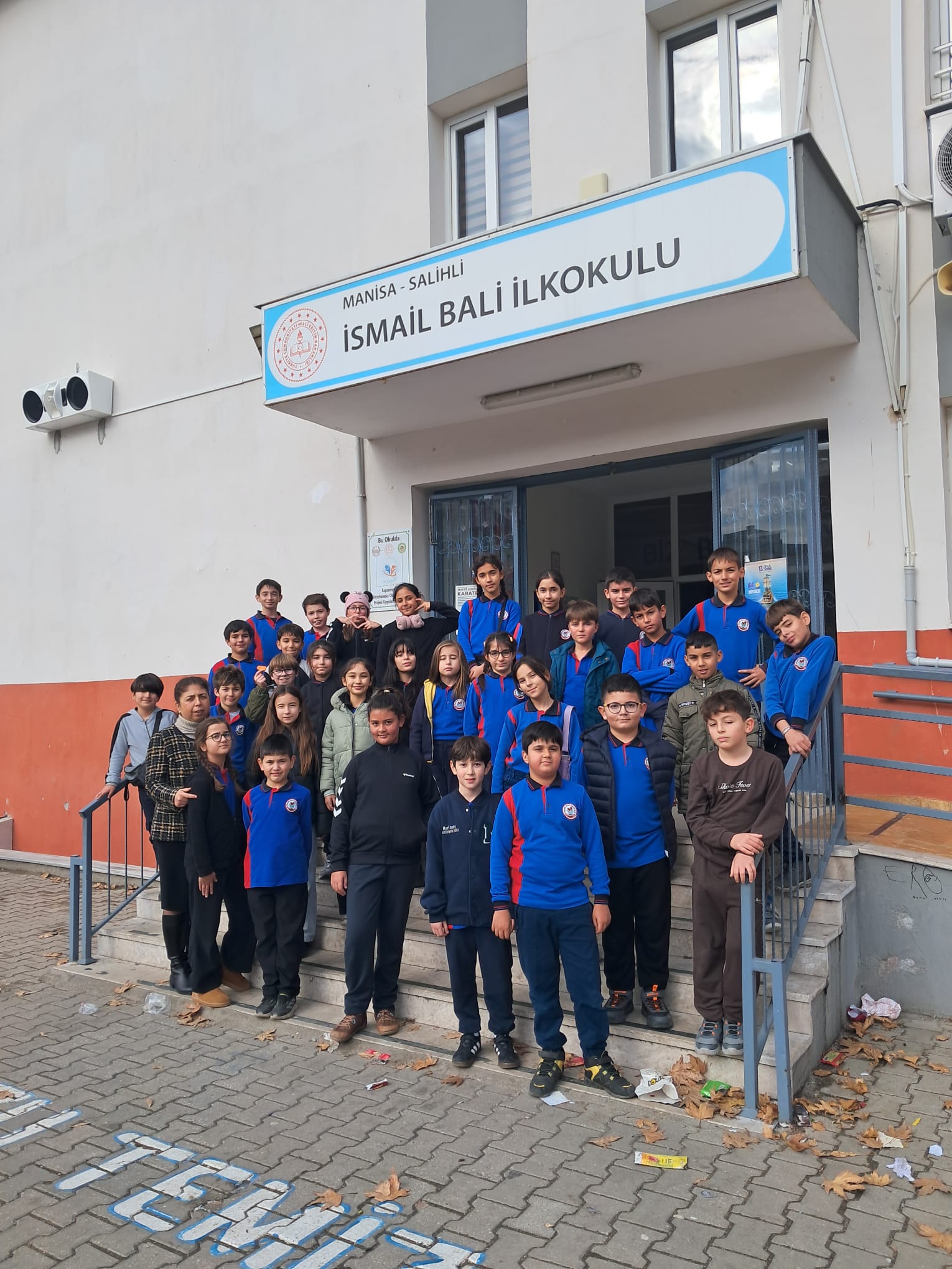 Salihlide Ornek Duyarlilik Ilkokul Ogrencilerinden Loseve Yardim Eli (1)