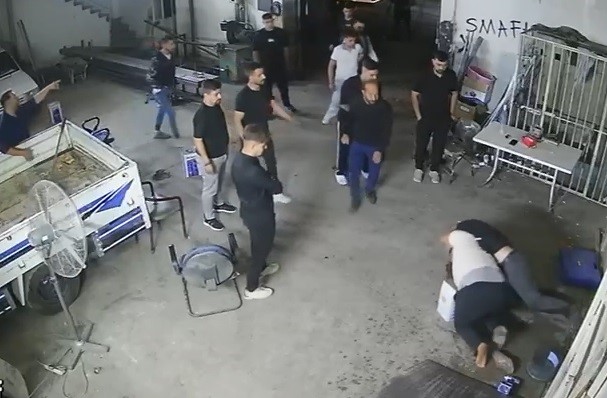 Sanayide Meydan Savasi Kucuk Yastaki Grup Kurek Sopa Ve Tufekle Iki Kardese Saldirdi A (2)