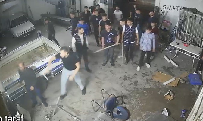 Sanayide Meydan Savasi Kucuk Yastaki Grup Kurek Sopa Ve Tufekle Iki Kardese Saldirdi A (4)