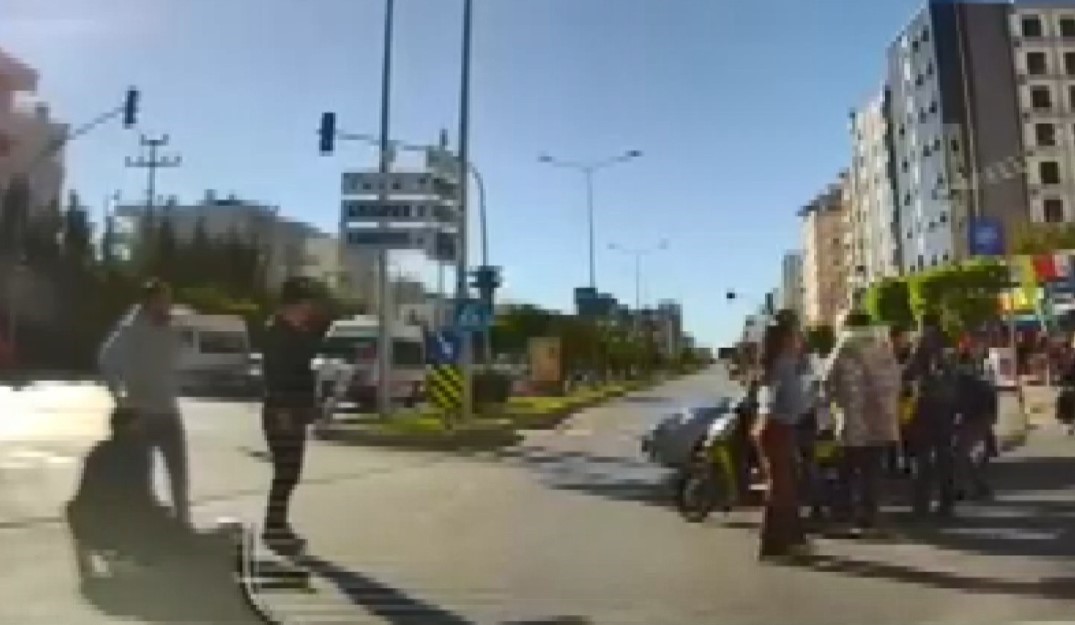 Saniyelerle Gelen Kaza Kirmizida Gecti Motosikletli Kuryeyi Altina Aldi 01 Kopya