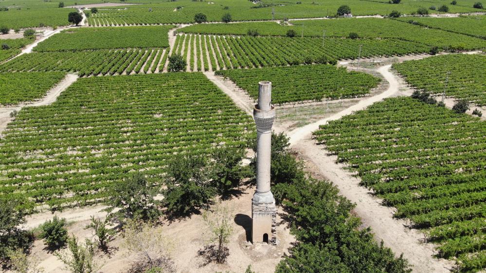 Sarigolun Sessiz Tanigi 200 Yillik Kirik Minare Zamana Meydan Okuyor (2)