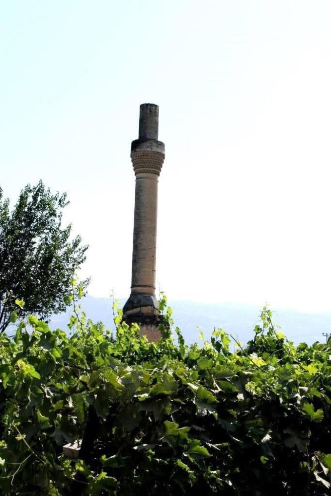 Sarigolun Sessiz Tanigi 200 Yillik Kirik Minare Zamana Meydan Okuyor (4)