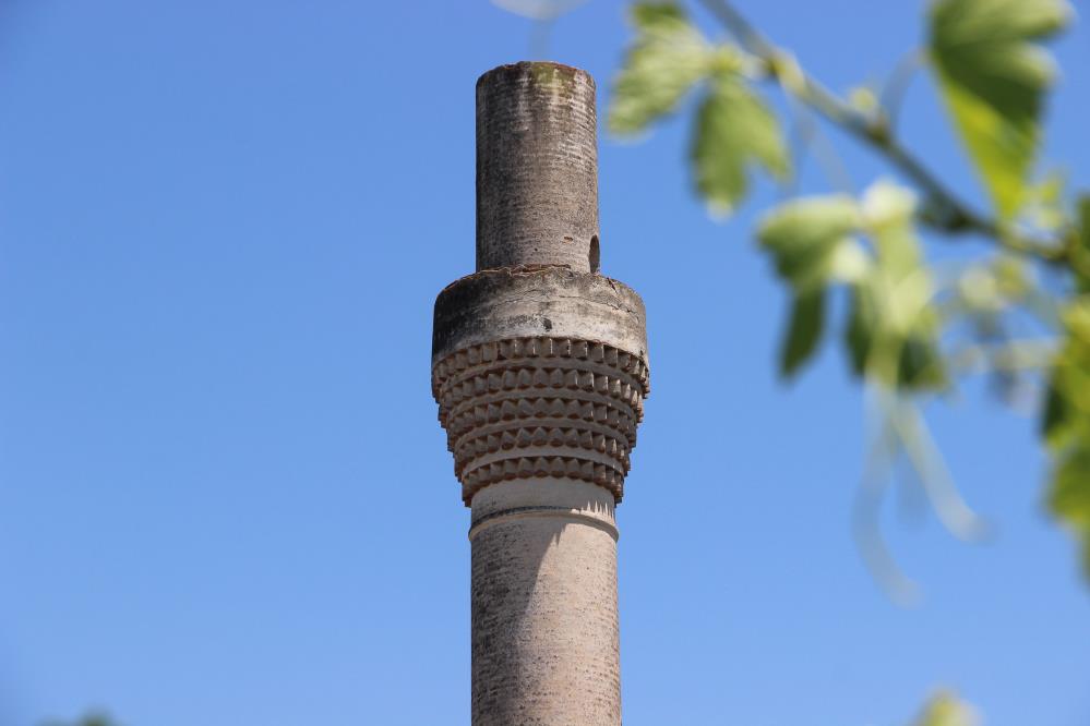 Sarigolun Sessiz Tanigi 200 Yillik Kirik Minare Zamana Meydan Okuyor (5)