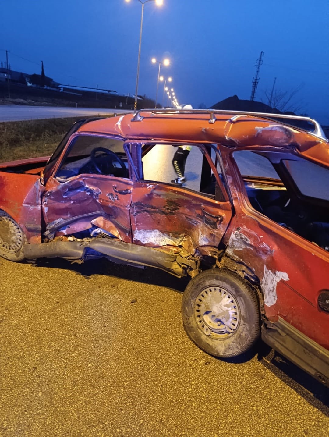 Servis Aracıyla Otomobil Çarpıştı, Ölü Ve Çok Sayıda Yaralı Var (2)