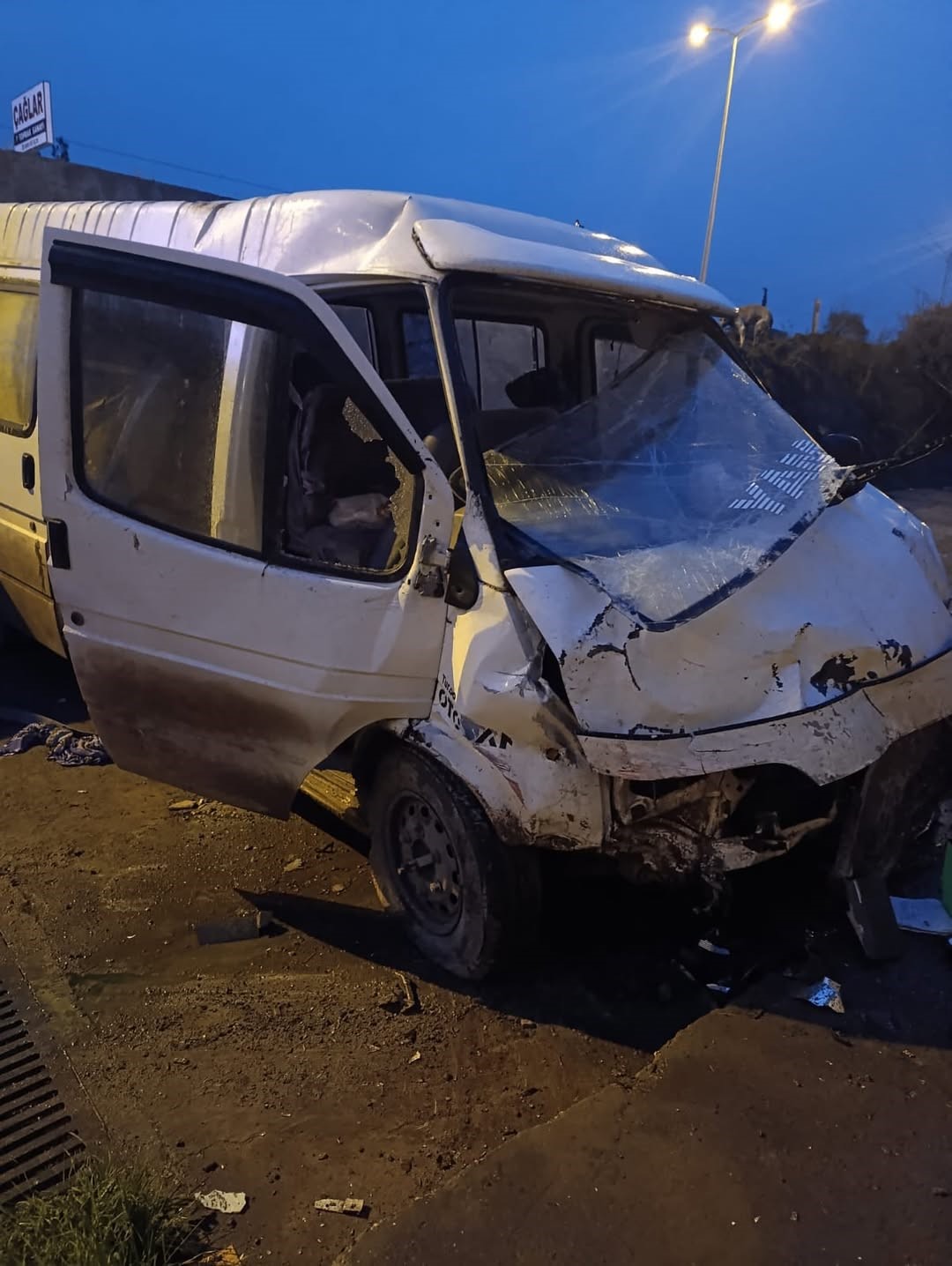 Servis Aracıyla Otomobil Çarpıştı, Ölü Ve Çok Sayıda Yaralı Var (3)