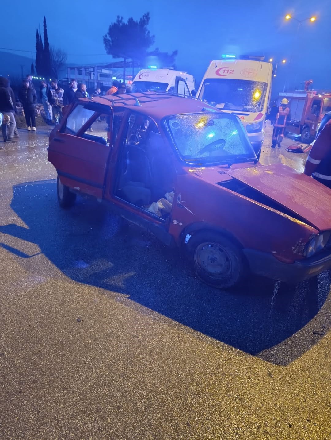 Servis Aracıyla Otomobil Çarpıştı, Ölü Ve Çok Sayıda Yaralı Var (4)