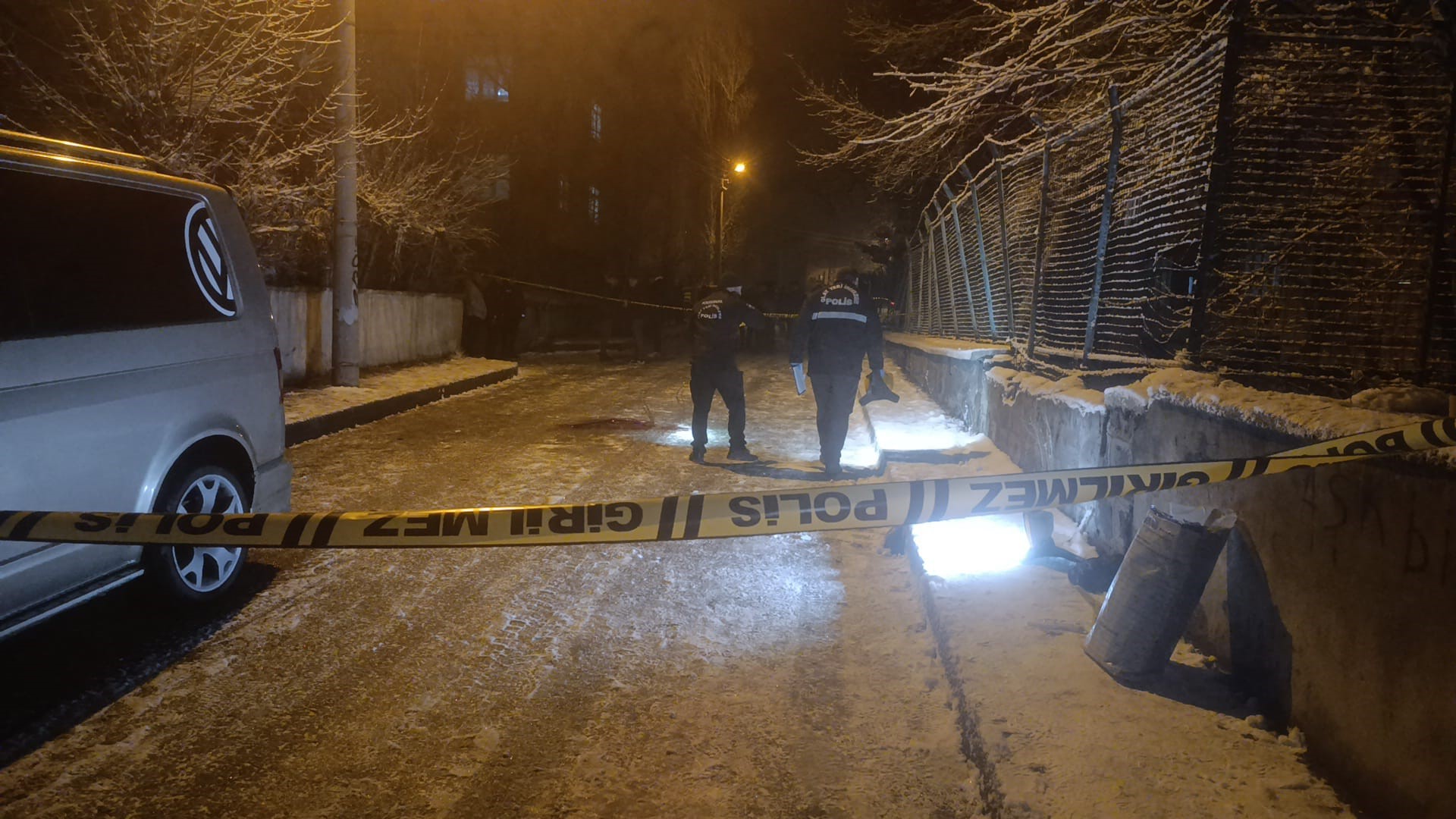 Sokak Ortasında Dehşeti Yaşadı! Kurşun Yağmuruna Tutulan Genç Adam Öldü (3)