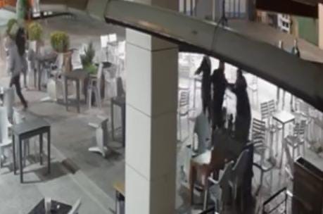 Sokak Ortasında Palayla Dehşet! Güvenlik Kamerası Saldırı Anını Anbean Kaydetti (4)