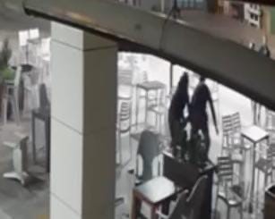 Sokak Ortasında Palayla Dehşet! Güvenlik Kamerası Saldırı Anını Anbean Kaydetti (5)