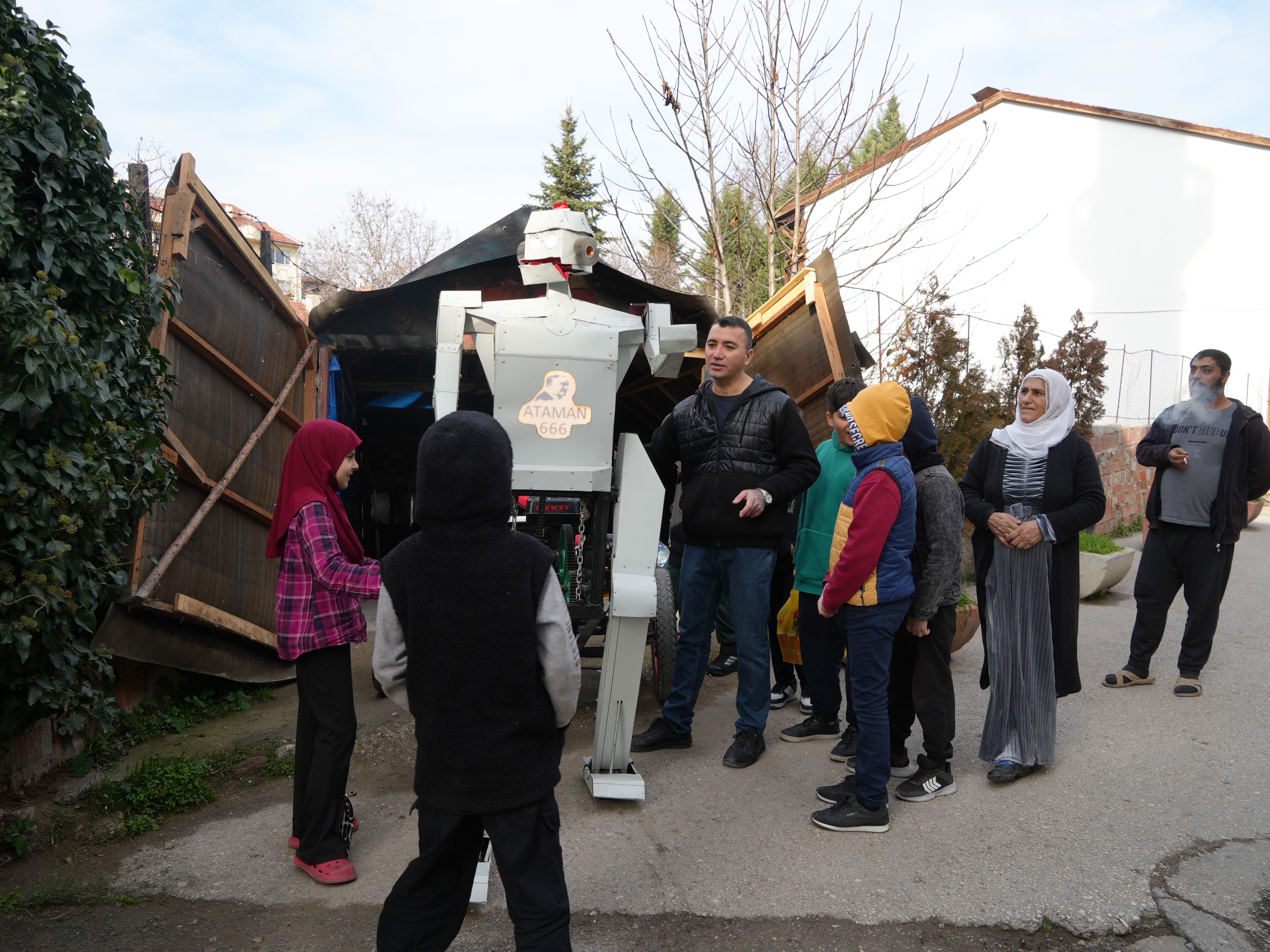 Sokakta Gören Dönüp Bakıyor Hurda Parçalarla Insan Taşıyan Robot Yaptı (5)