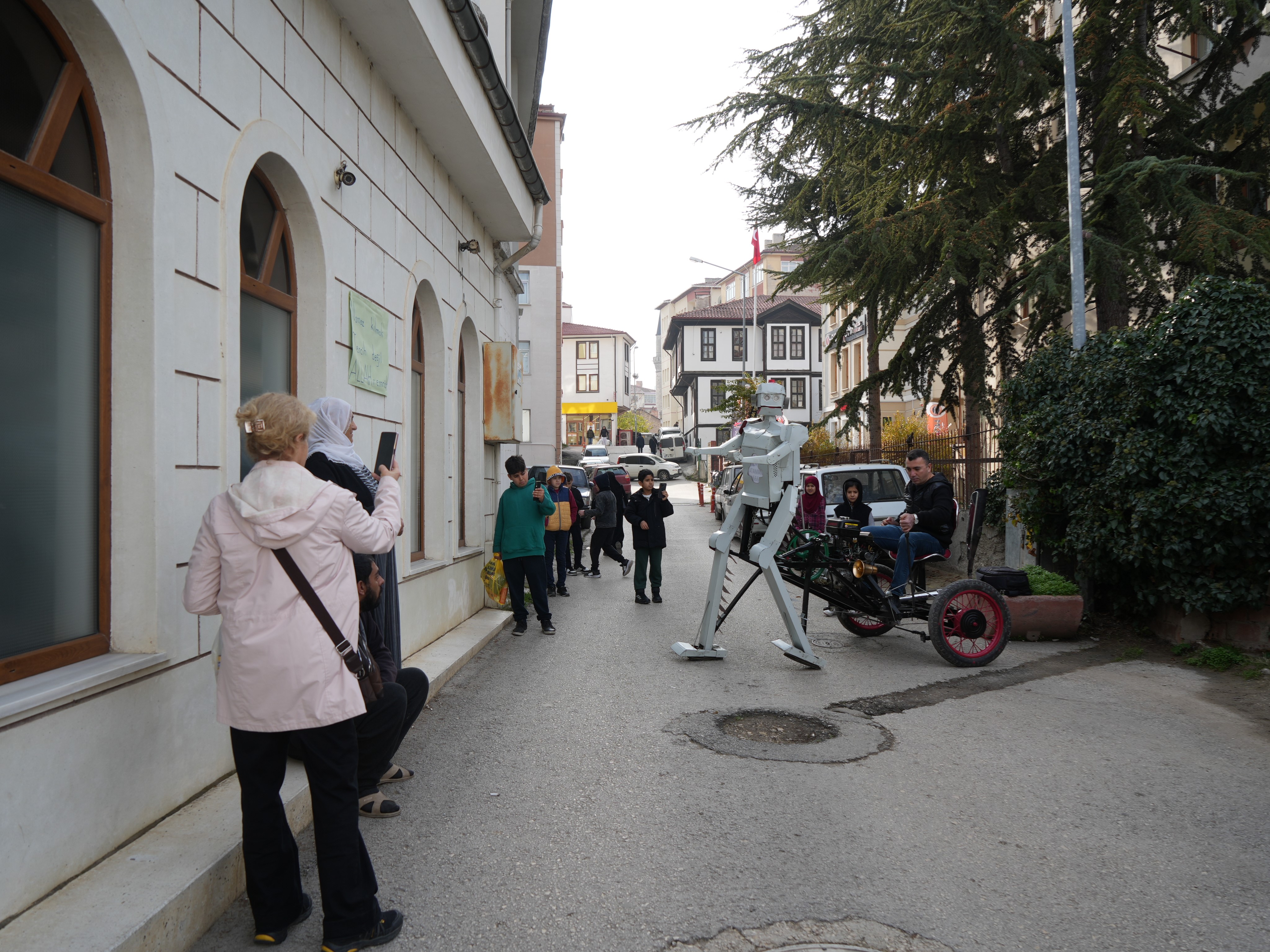 Sokakta Gören Dönüp Bakıyor Hurda Parçalarla Insan Taşıyan Robot Yaptı (6)