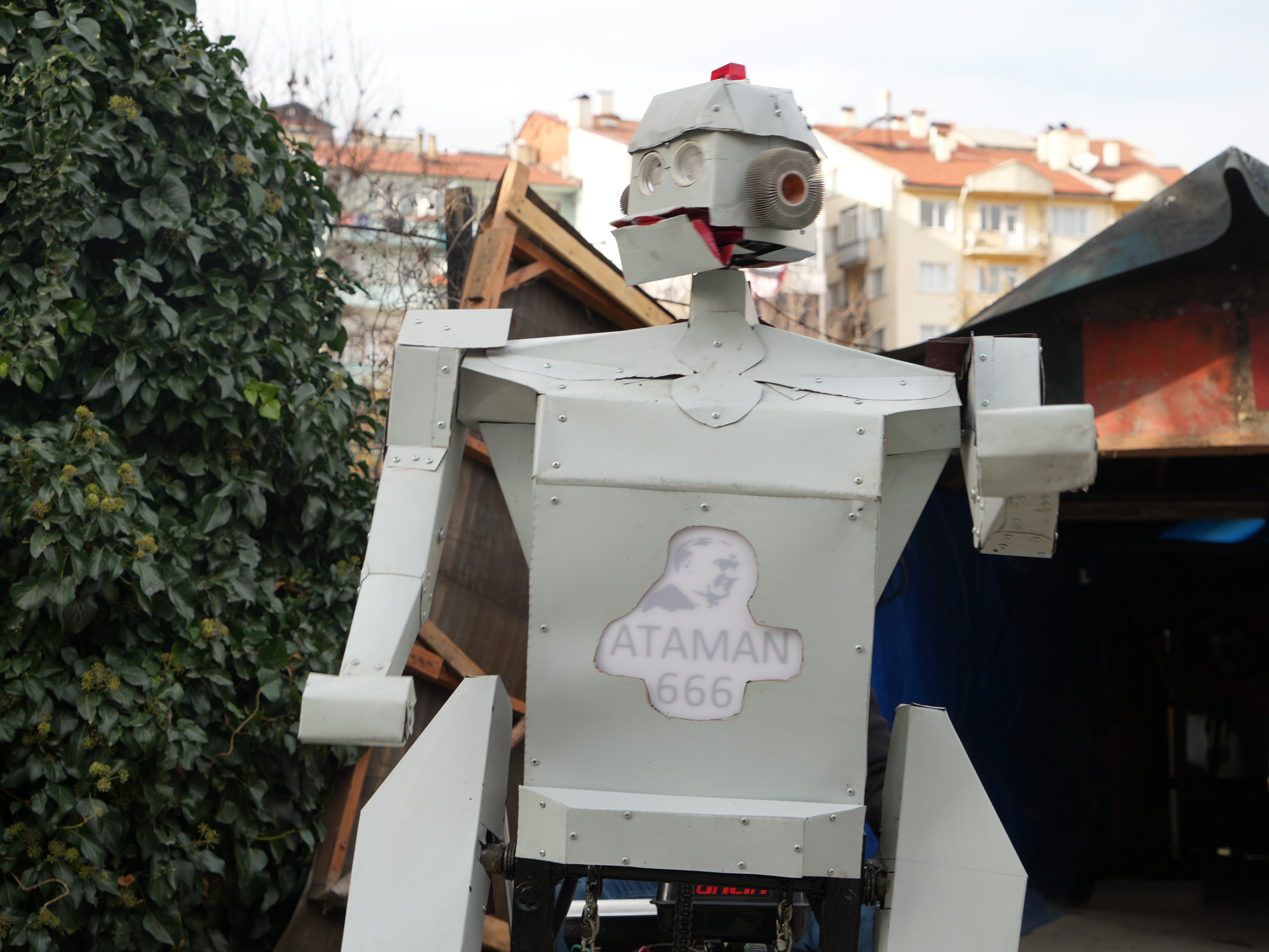 Sokakta Gören Dönüp Bakıyor Hurda Parçalarla Insan Taşıyan Robot Yaptı (7)
